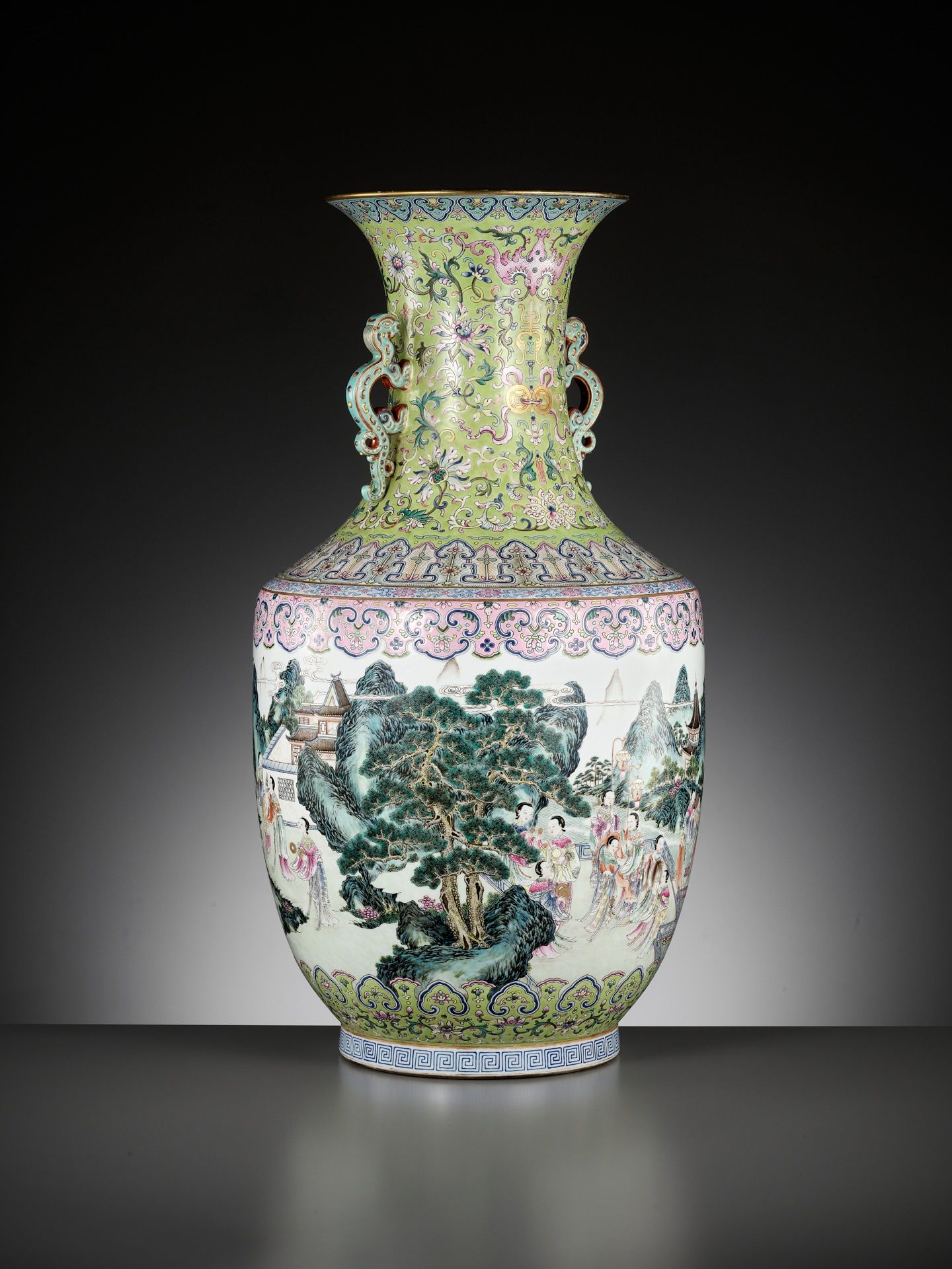 A MONUMENTAL GILT FAMILLE ROSE 'LADIES OF THE HAN PALACE' VASE, LATE QIANLONG - EARLY JIAQING - Bild 11 aus 22
