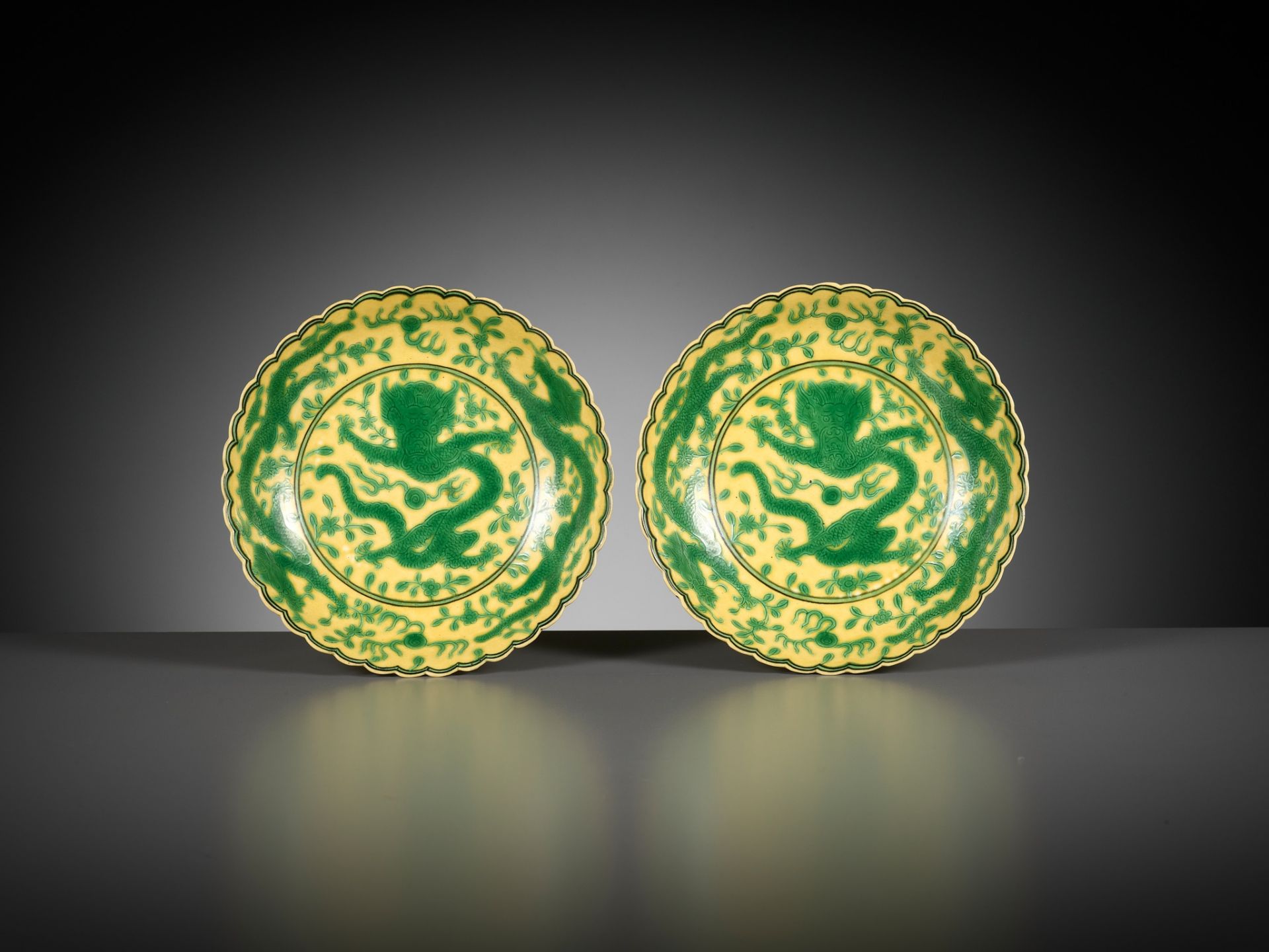 A PAIR OF YELLOW-GROUND AND GREEN-ENAMELLED 'DRAGON' DISHES, QIANLONG MARK AND OF THE PERIOD - Image 13 of 18