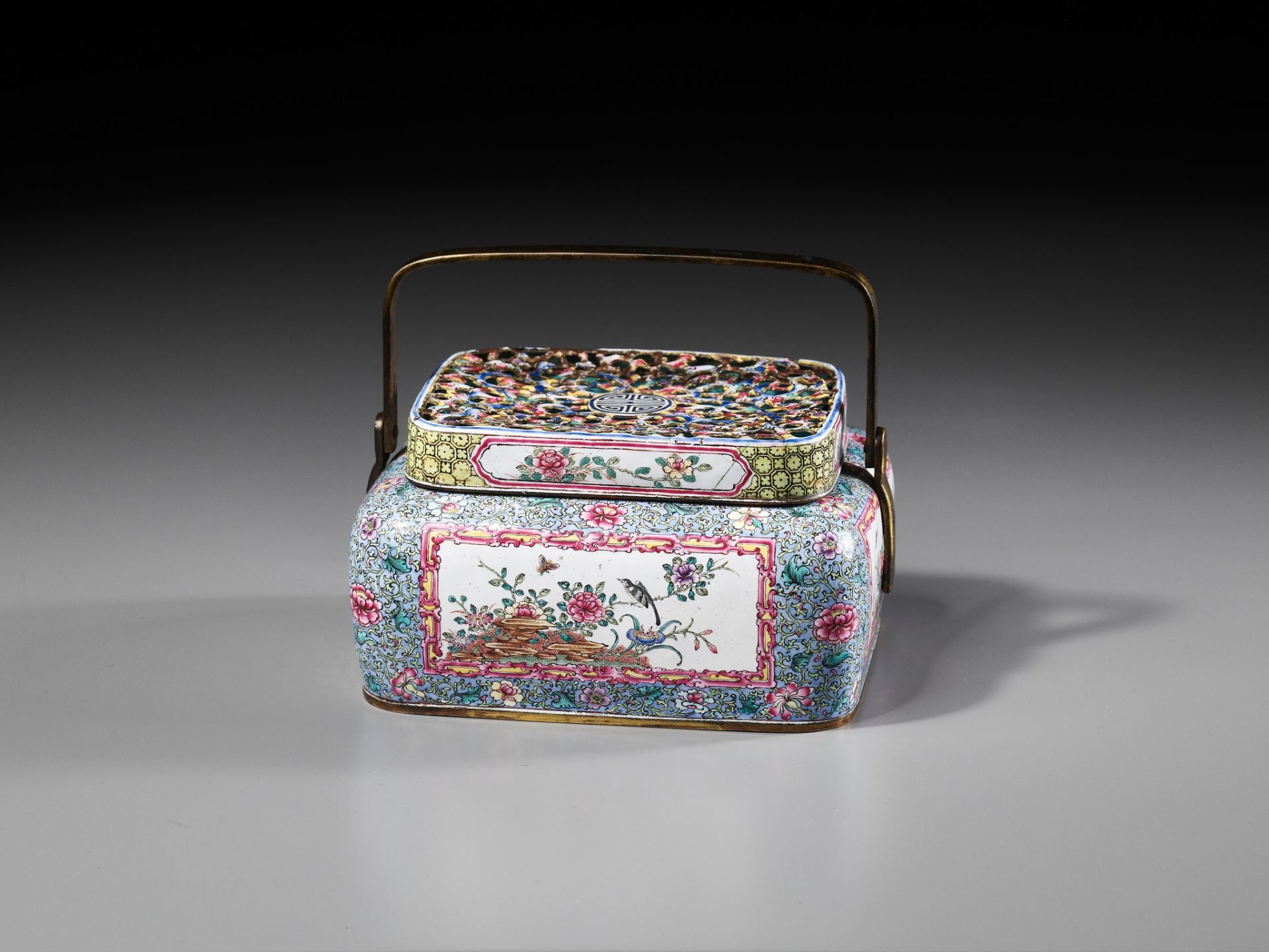 AN EXCEEDINGLY RARE IMPERIAL ENAMELED COPPER HANDWARMER, QIANLONG MARK AND PERIOD - Bild 14 aus 27
