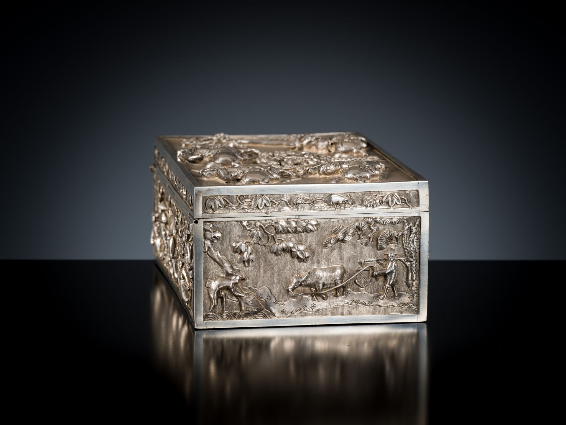 AN EXPORT SILVER REPOUSSE CIGAR BOX AND COVER, TONG YI MARK, LATE QING DYNASTY - Image 8 of 22