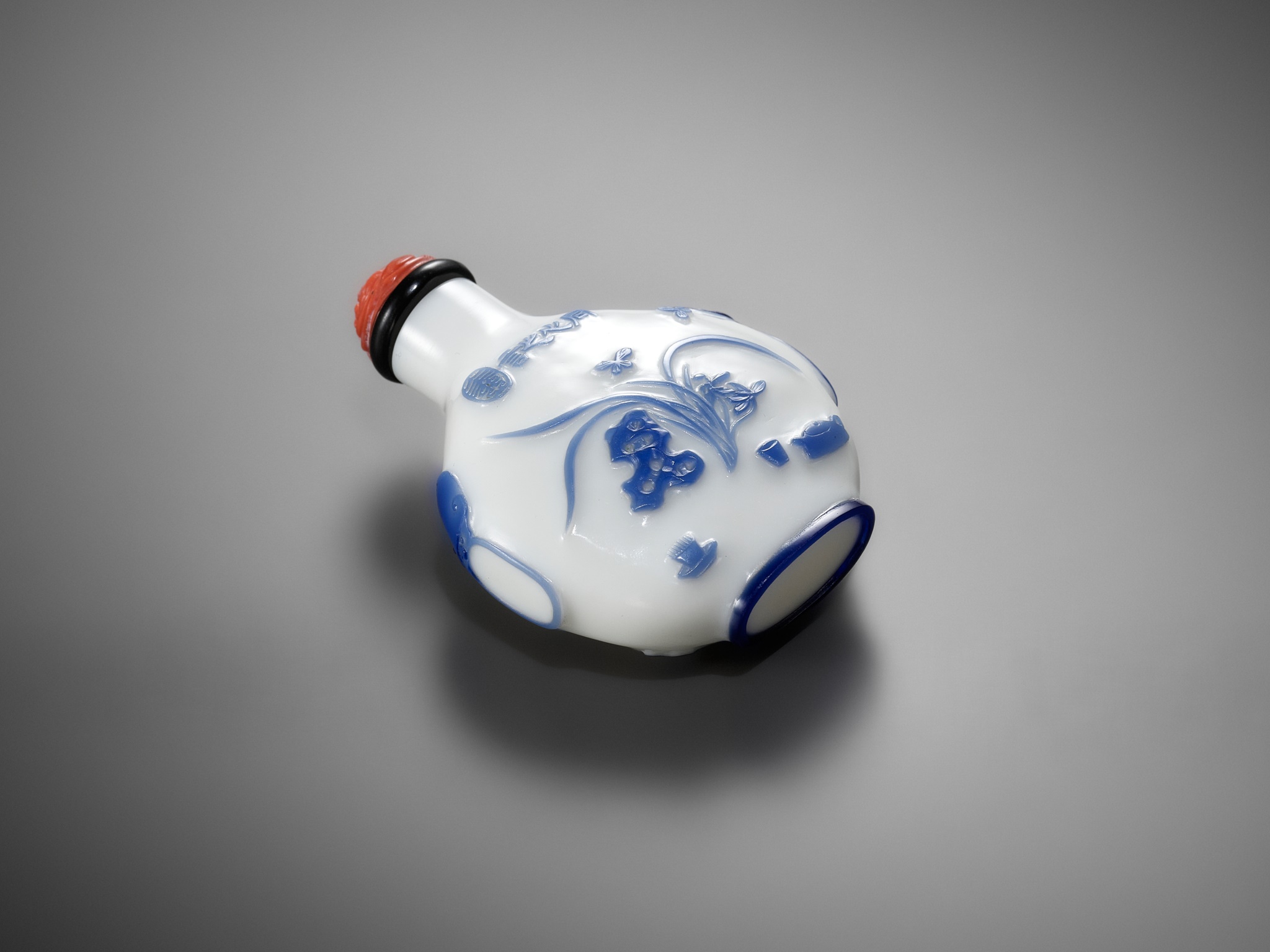 AN INSCRIBED SAPPHIRE-BLUE OVERLAY GLASS SNUFF BOTTLE, YANGZHOU SCHOOL, CHINA, 1800-1880 - Image 19 of 20