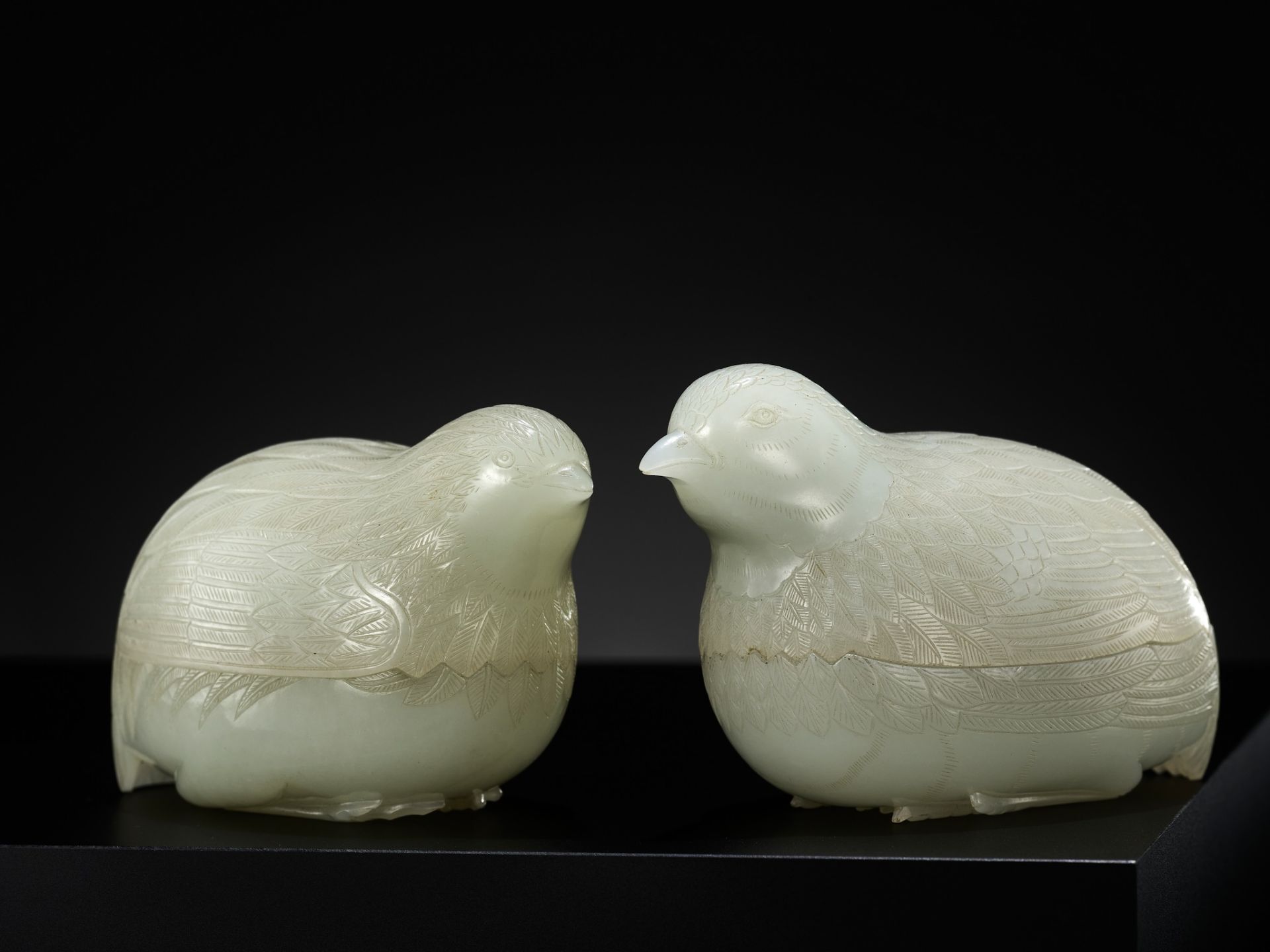 AN EXCEPTIONAL PAIR OF WHITE JADE 'QUAIL' BOXES AND COVERS, QIANLONG PERIOD, 1736-1795 - Bild 2 aus 20