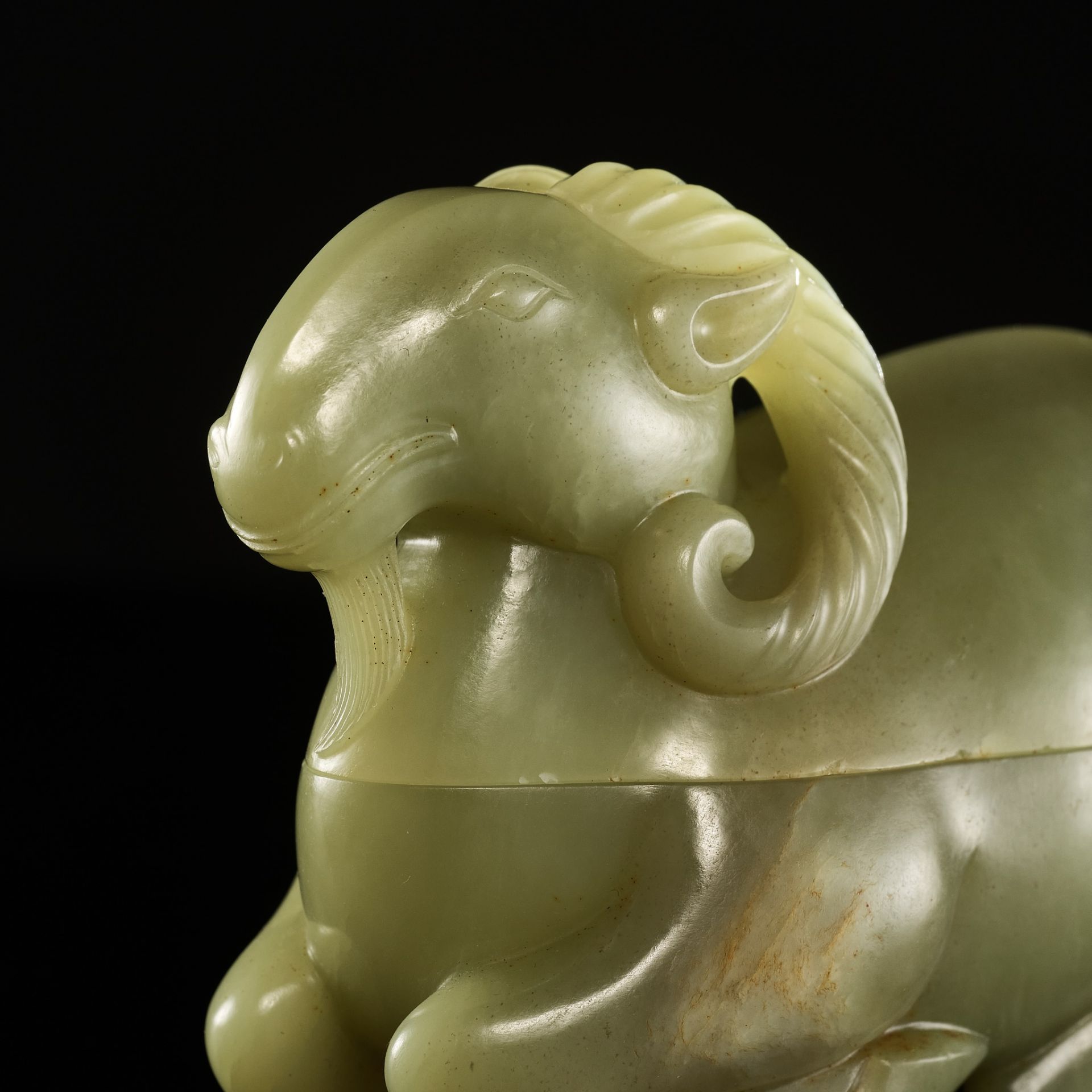 A CARVED CELADON JADE BOX AND COVER IN THE FORM OF A RAM, QING DYNASTY - Bild 4 aus 15