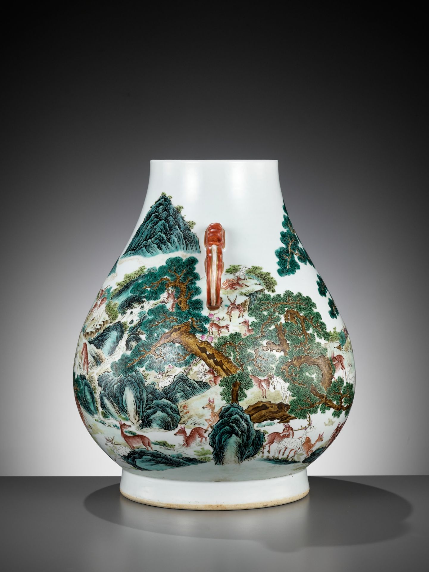 A FAMILLE ROSE 'HUNDRED DEER' (BAI LU) HU-FORM VASE, LATE QING TO EARLY REPUBLIC PERIOD - Bild 12 aus 17