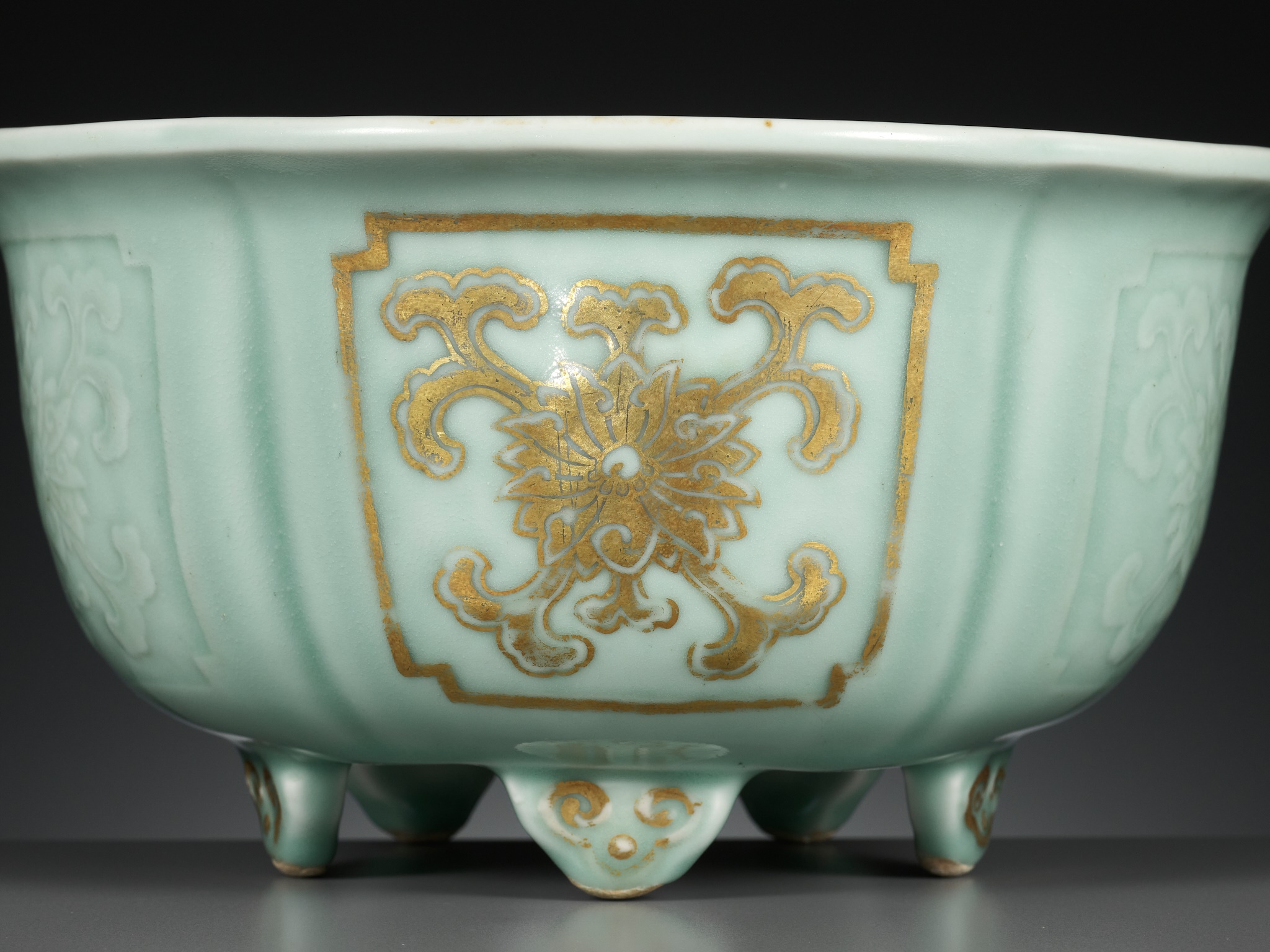 A MOLDED, LOBED AND GILT CELADON-GLAZED JARDINIERE, QIANLONG MARK AND PERIOD - Image 8 of 13
