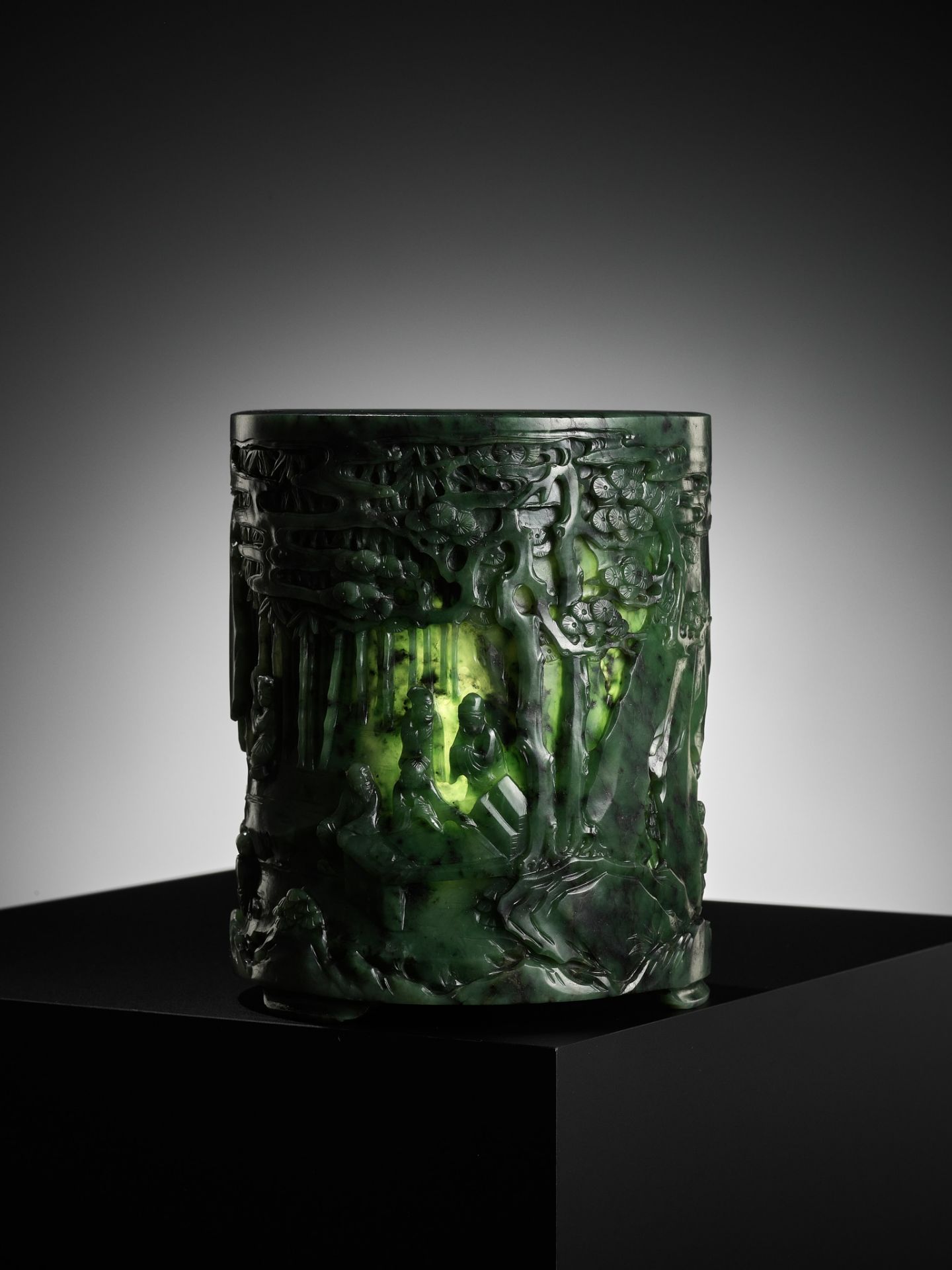 A SPINACH-GREEN JADE ‘SEVEN SAGES OF THE BAMBOO GROVE’ (ZHULIN QIXIAN) BRUSHPOT, BITONG, QIANLONG - Bild 12 aus 16