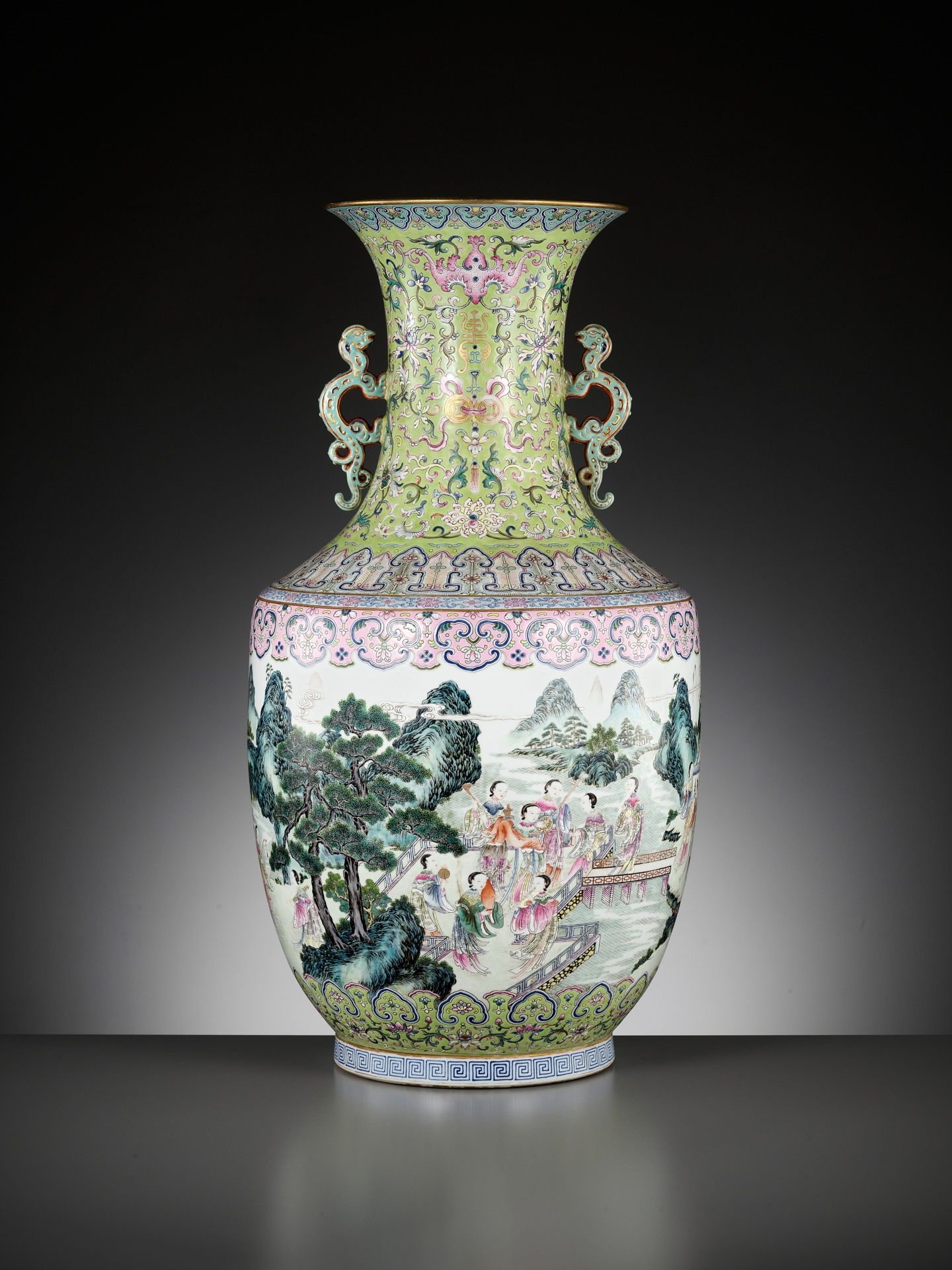A MONUMENTAL GILT FAMILLE ROSE 'LADIES OF THE HAN PALACE' VASE, LATE QIANLONG - EARLY JIAQING - Bild 8 aus 22