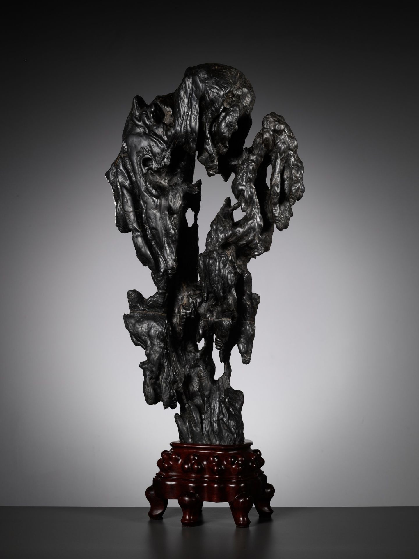 A MONUMENTAL AND HIGHLY IMPRESSIVE LINGBI SCHOLAR'S ROCK, QING DYNASTY - Bild 6 aus 13