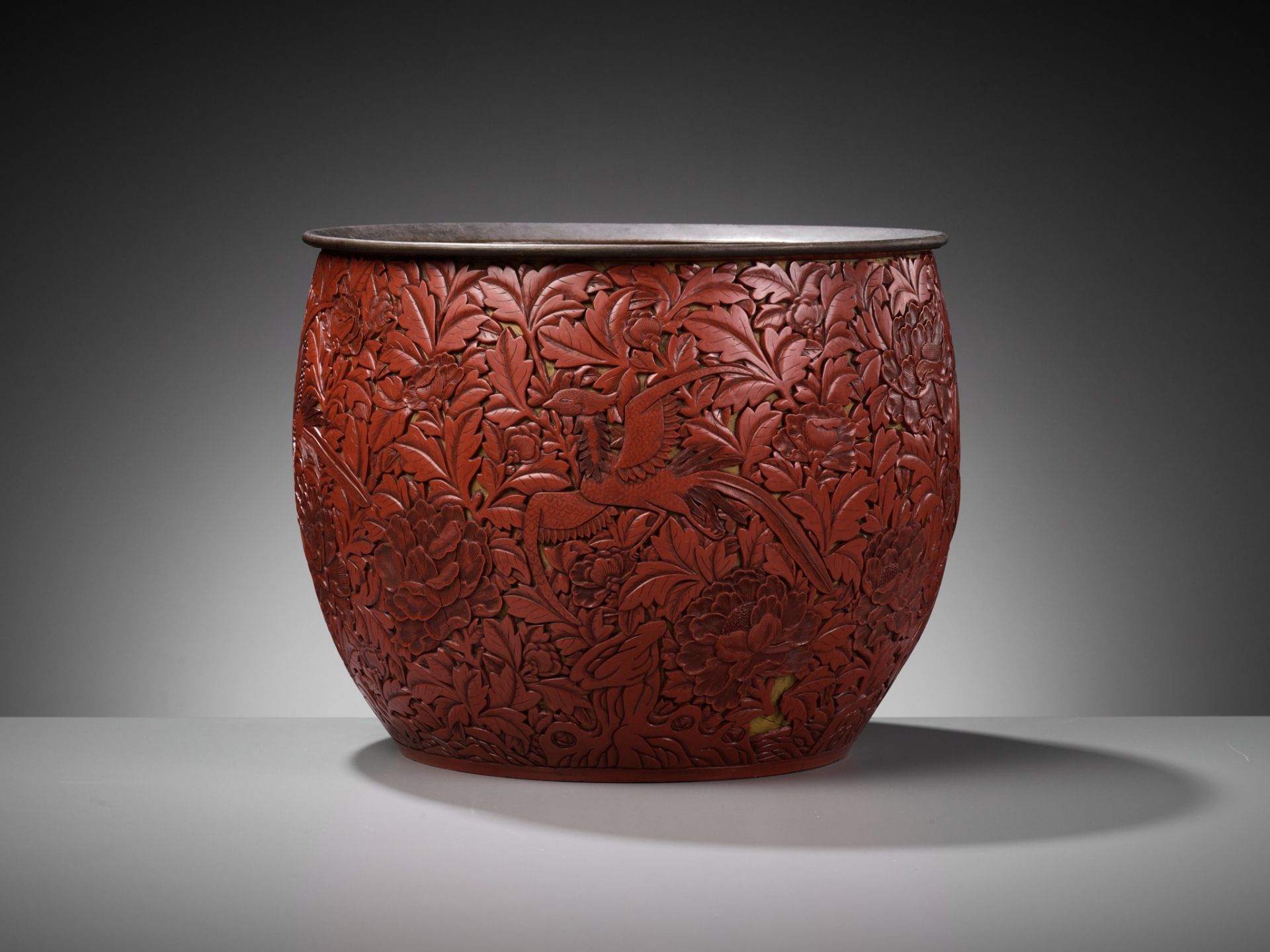 A LARGE CINNABAR LACQUER 'PHOENIX' FLOWERPOT, MING DYNASTY - Image 7 of 16