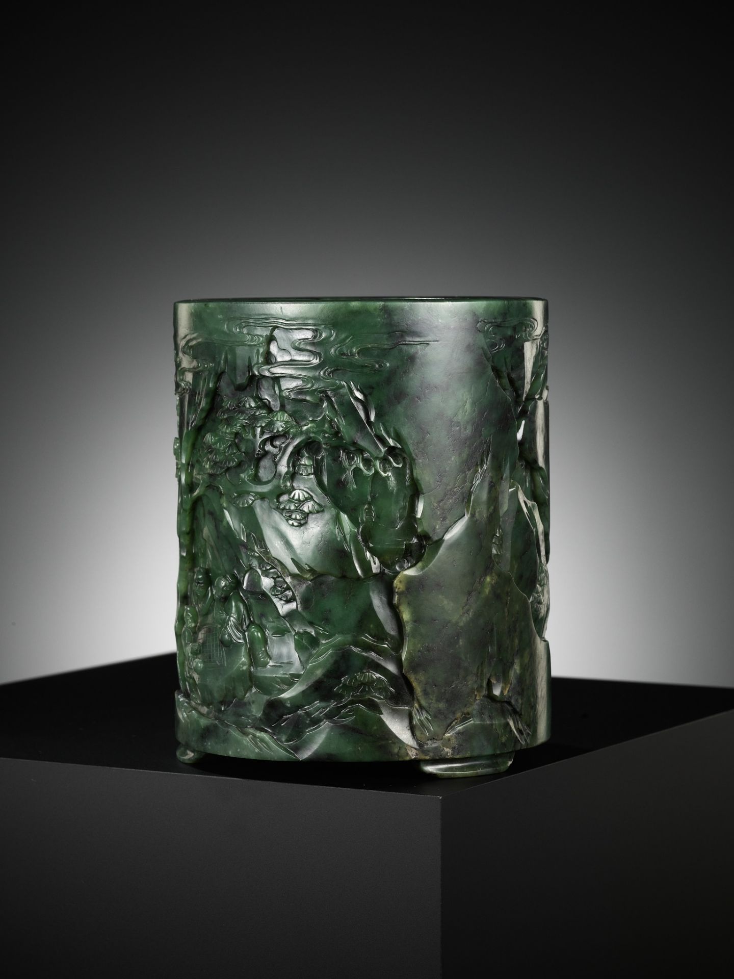 A SPINACH-GREEN JADE ‘SEVEN SAGES OF THE BAMBOO GROVE’ (ZHULIN QIXIAN) BRUSHPOT, BITONG, QIANLONG - Bild 14 aus 16