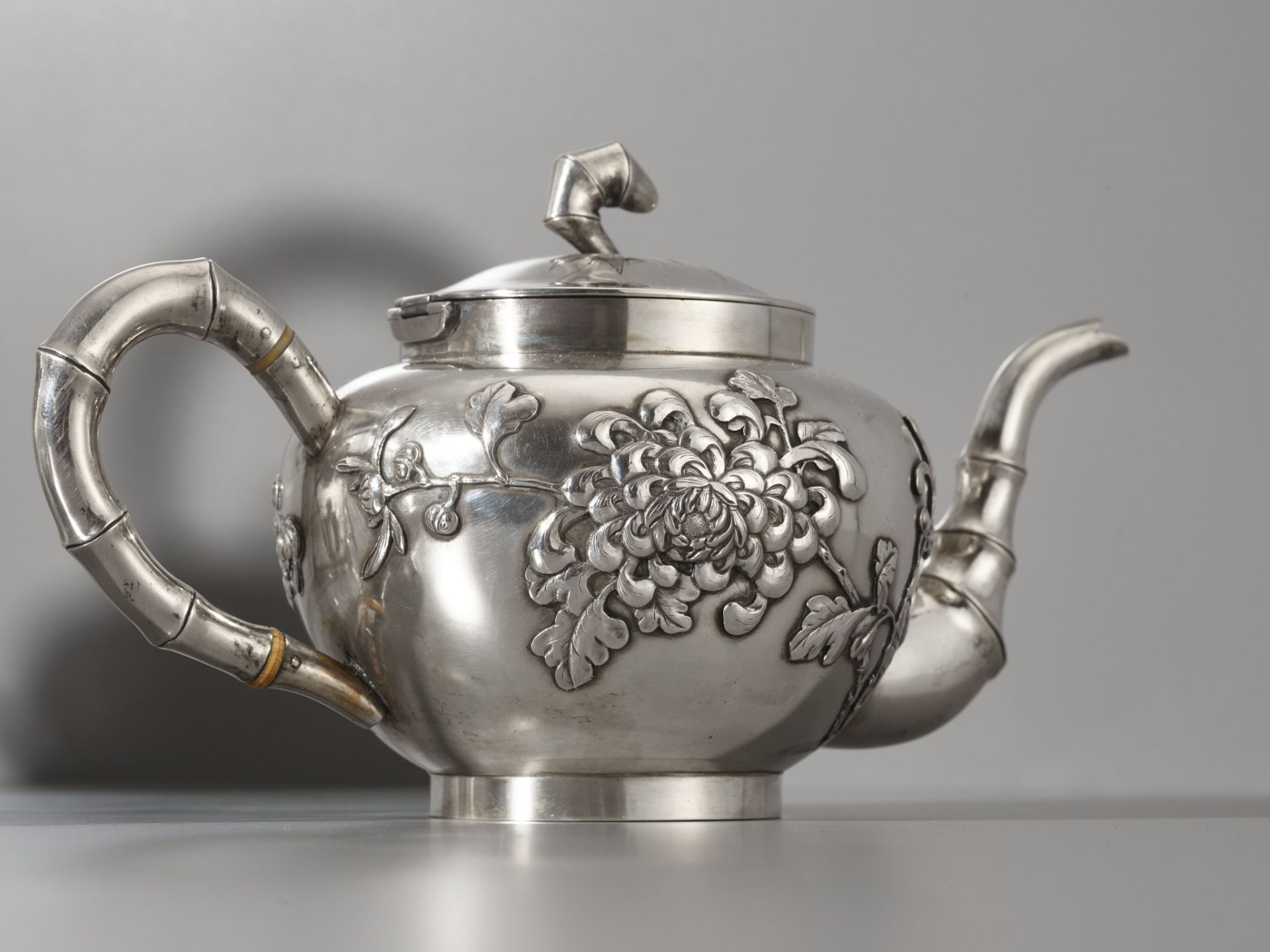 A SIX-PIECE ‘CHRYSANTHEMUM’ 900/1000 SILVER TEA & COFFEE SERVICE, OVER 2 KG TOTAL WEIGHT, LATE QING - Image 6 of 13