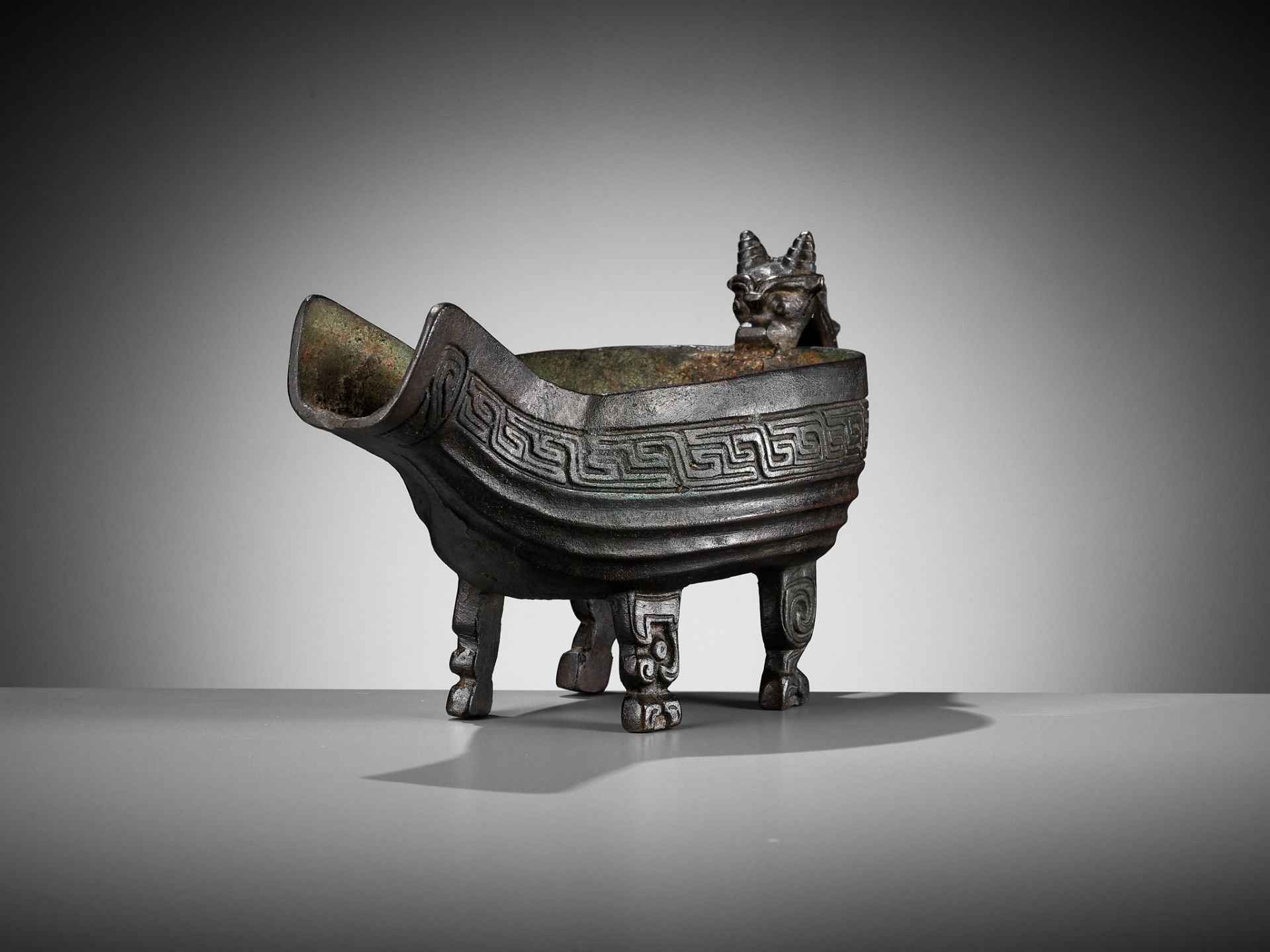 A BRONZE POURING VESSEL, YI, LATE SONG - EARLY MING DYNASTY - Image 9 of 19