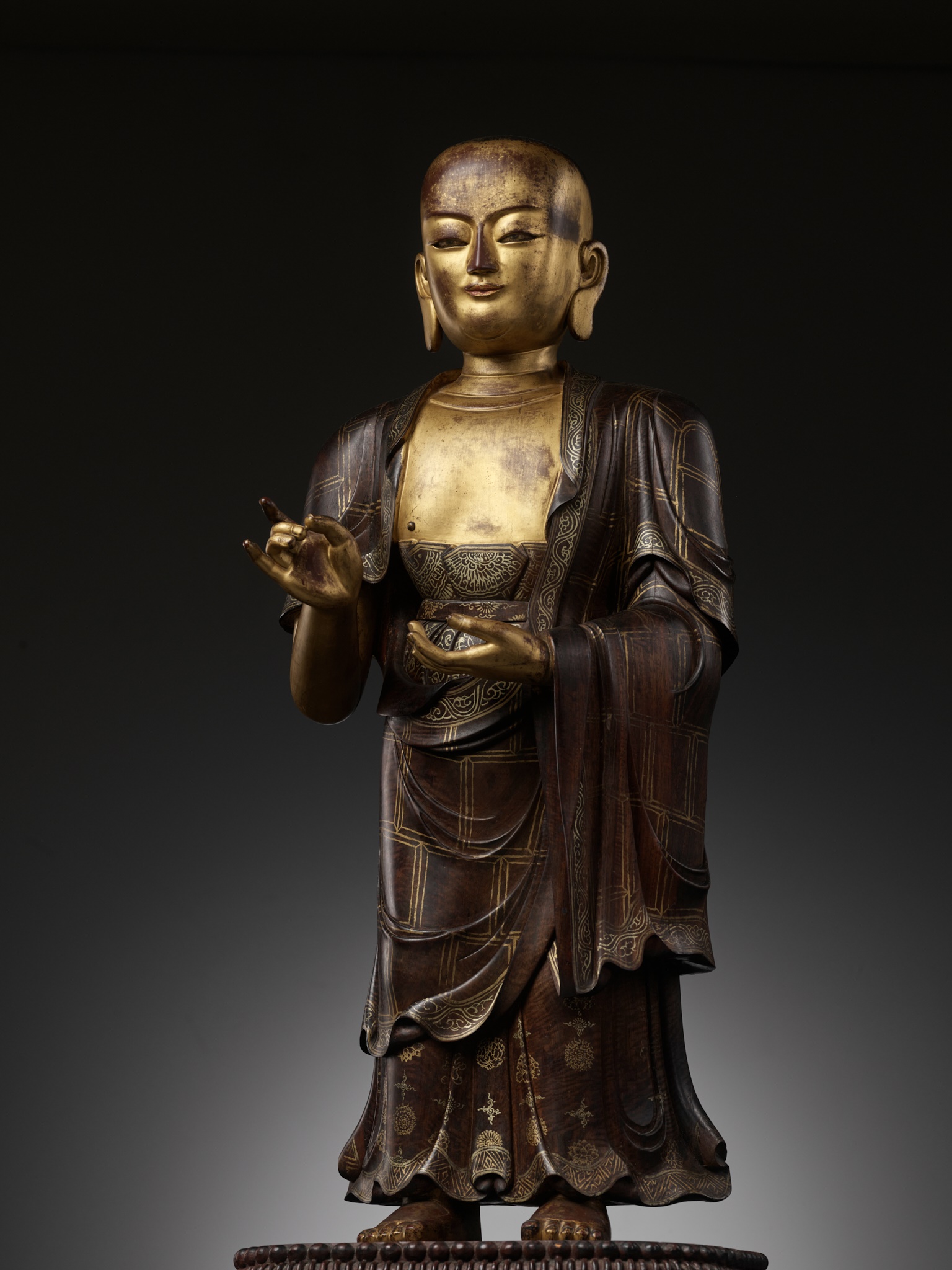 A LARGE AND HIGHLY IMPORTANT ZITAN AND GILT-LACQUERED STATUE OF SARIPUTRA, THE FIRST OF BUDDHA'S TWO - Image 2 of 26