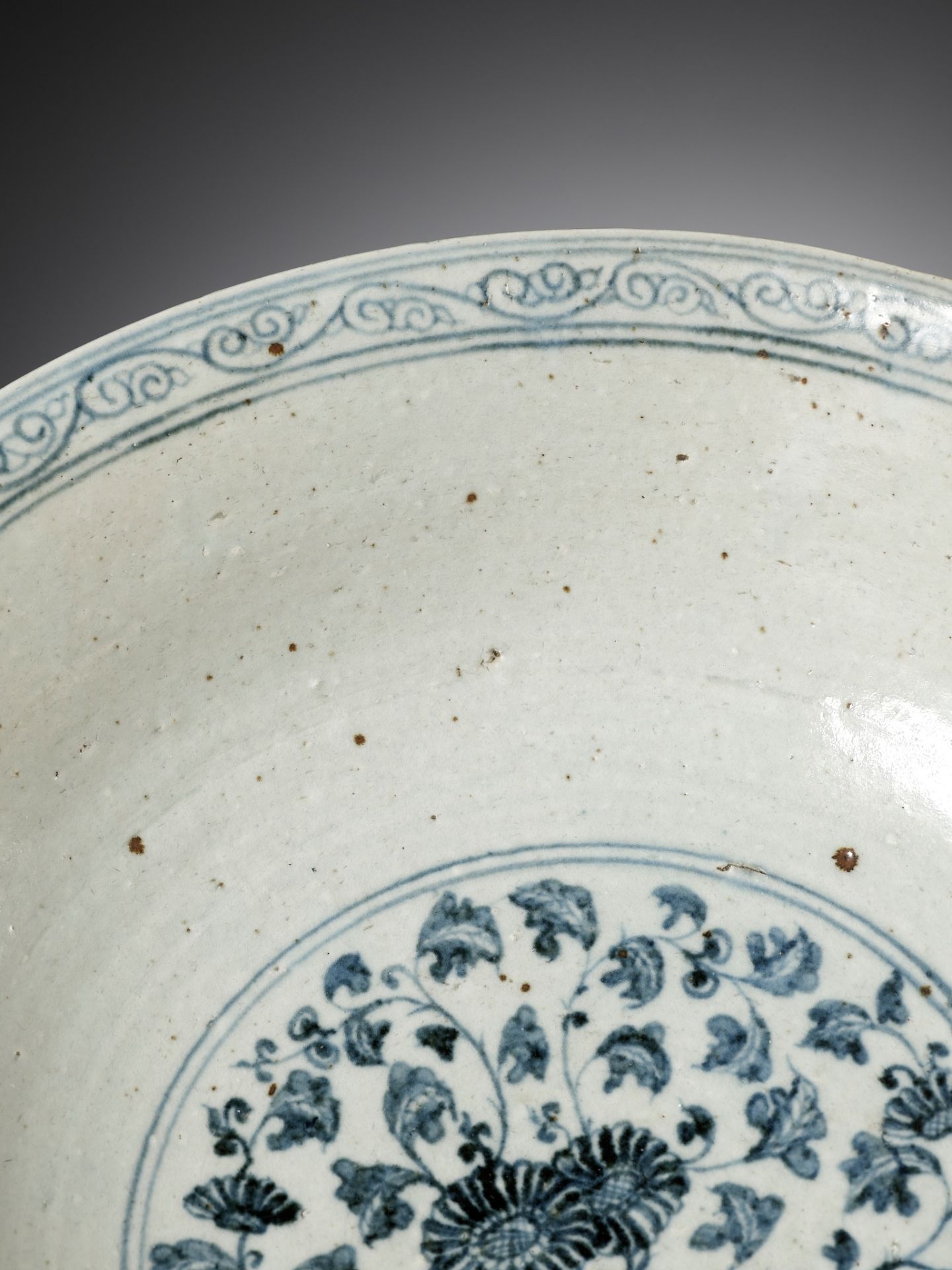 A LARGE ANNAMESE BLUE AND WHITE BOWL, VIETNAM, 14TH-15TH CENTURY - Image 7 of 12