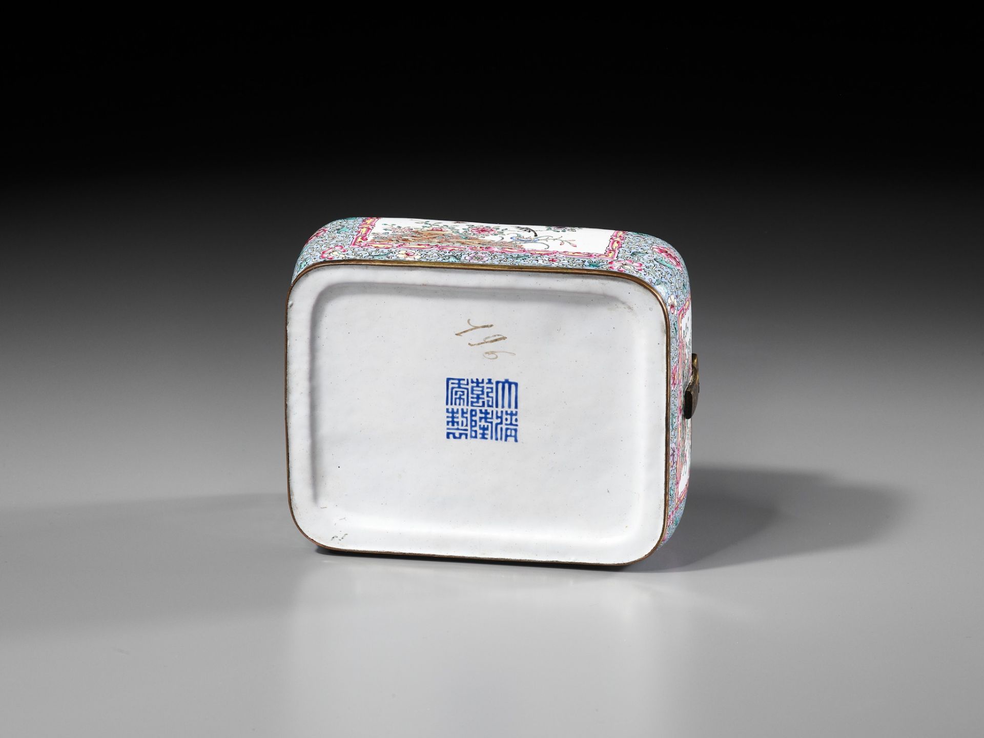 AN EXCEEDINGLY RARE IMPERIAL ENAMELED COPPER HANDWARMER, QIANLONG MARK AND PERIOD - Bild 16 aus 27