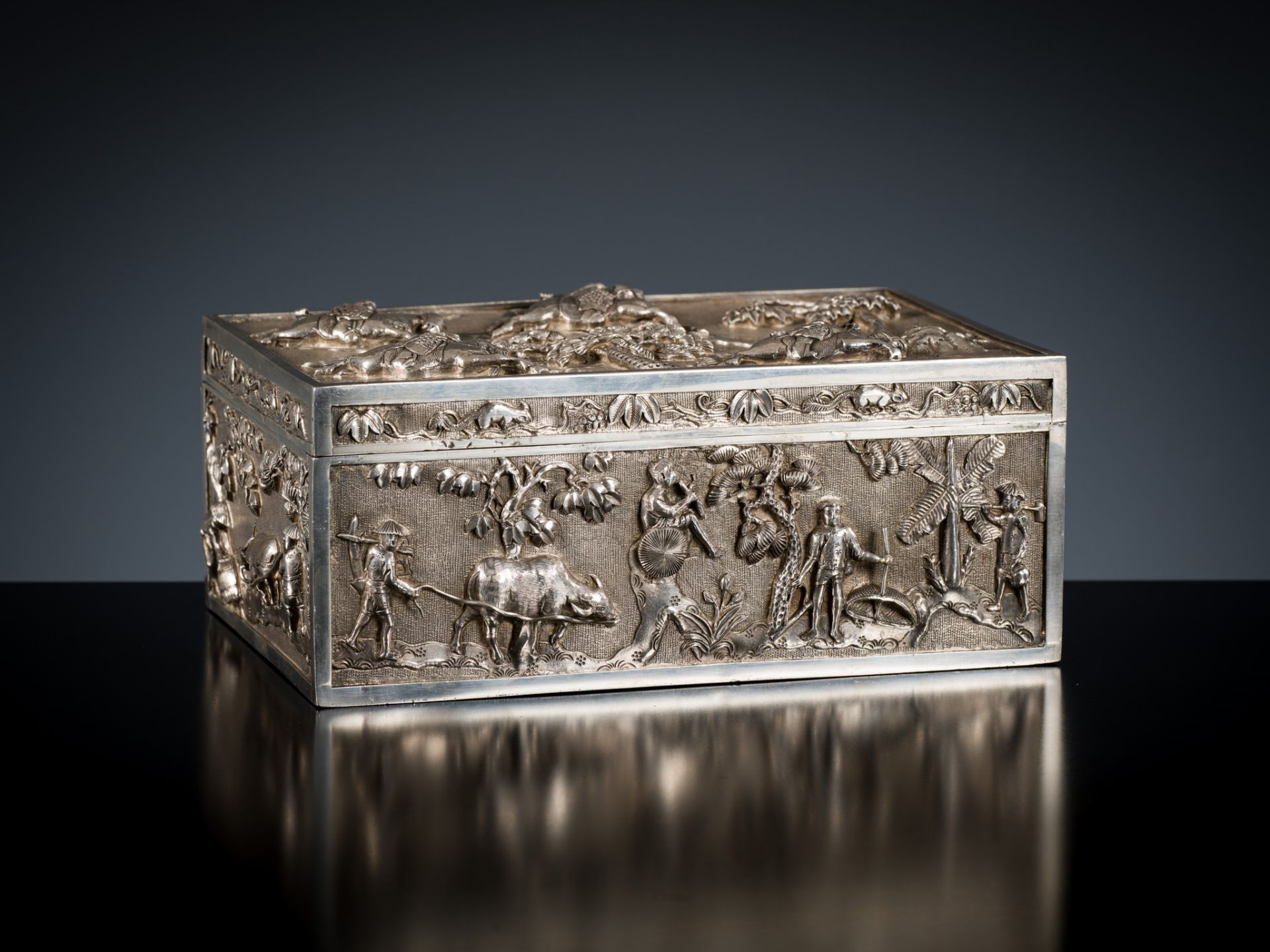 AN EXPORT SILVER REPOUSSE CIGAR BOX AND COVER, TONG YI MARK, LATE QING DYNASTY - Image 2 of 22