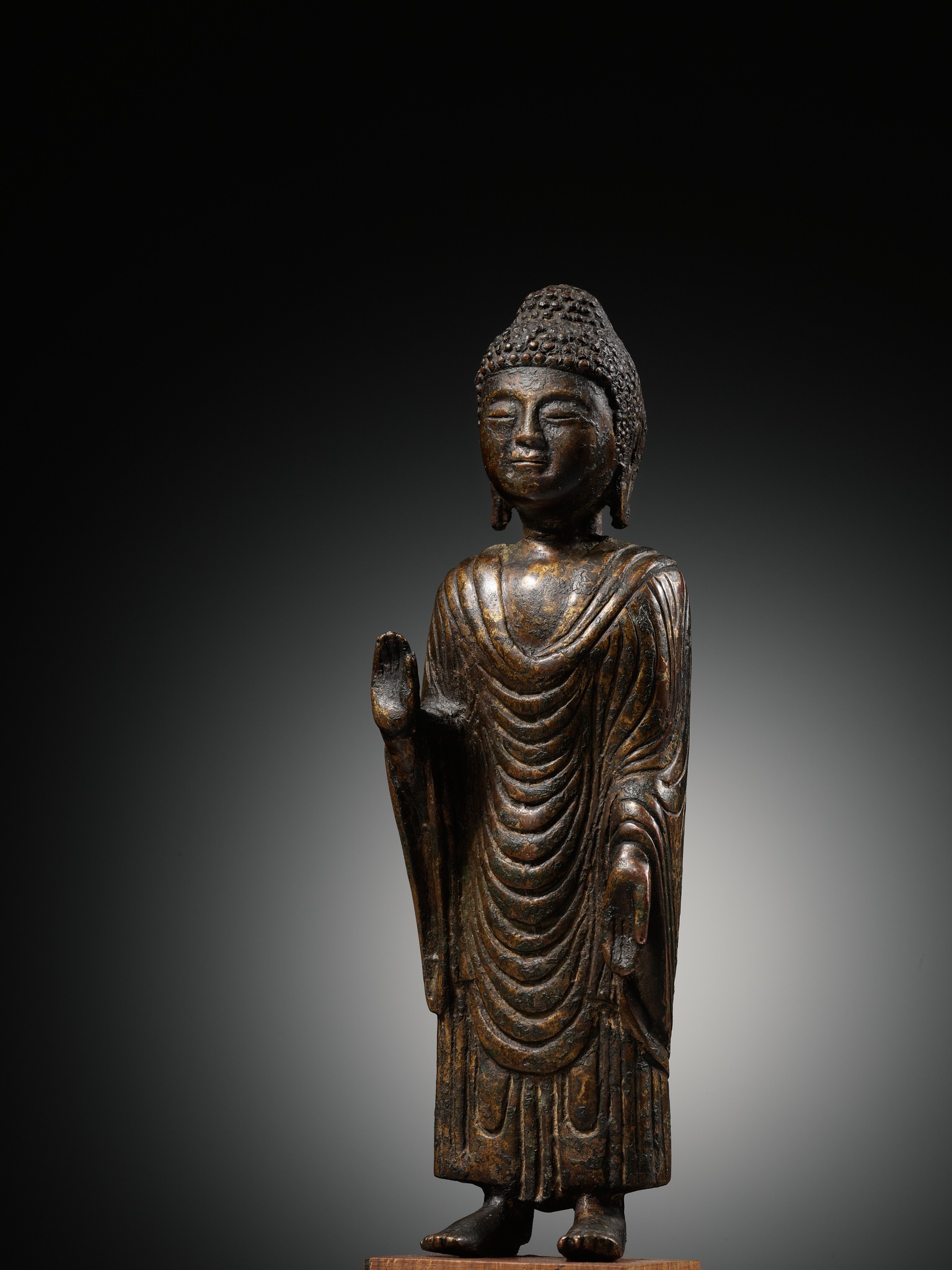 A GILT-BRONZE STANDING FIGURE OF BUDDHA, UNIFIED SILLA DYNASTY, KOREA, 8TH - 9TH CENTURY - Image 6 of 12