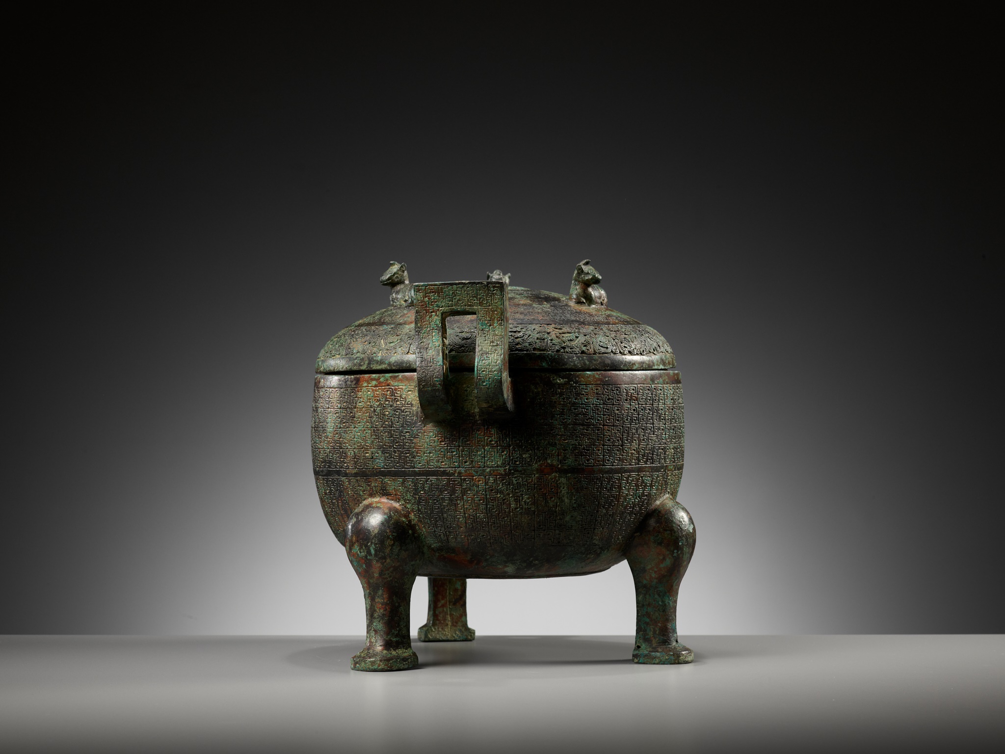 A LARGE INSCRIBED BRONZE RITUAL FOOD VESSEL AND COVER, DING, SPRING AND AUTUMN PERIOD - Image 13 of 24