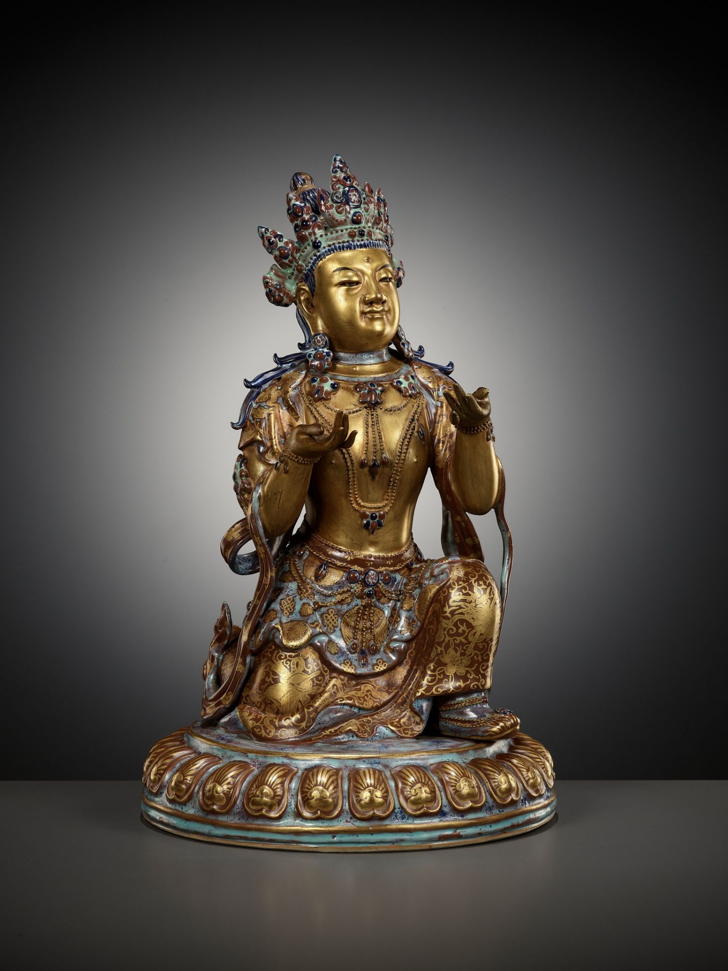 A ROBIN'S-EGG-GLAZED AND GILT PORCELAIN FIGURE OF A BODHISATTVA, QIANLONG TO JIAQING PERIOD - Image 2 of 23