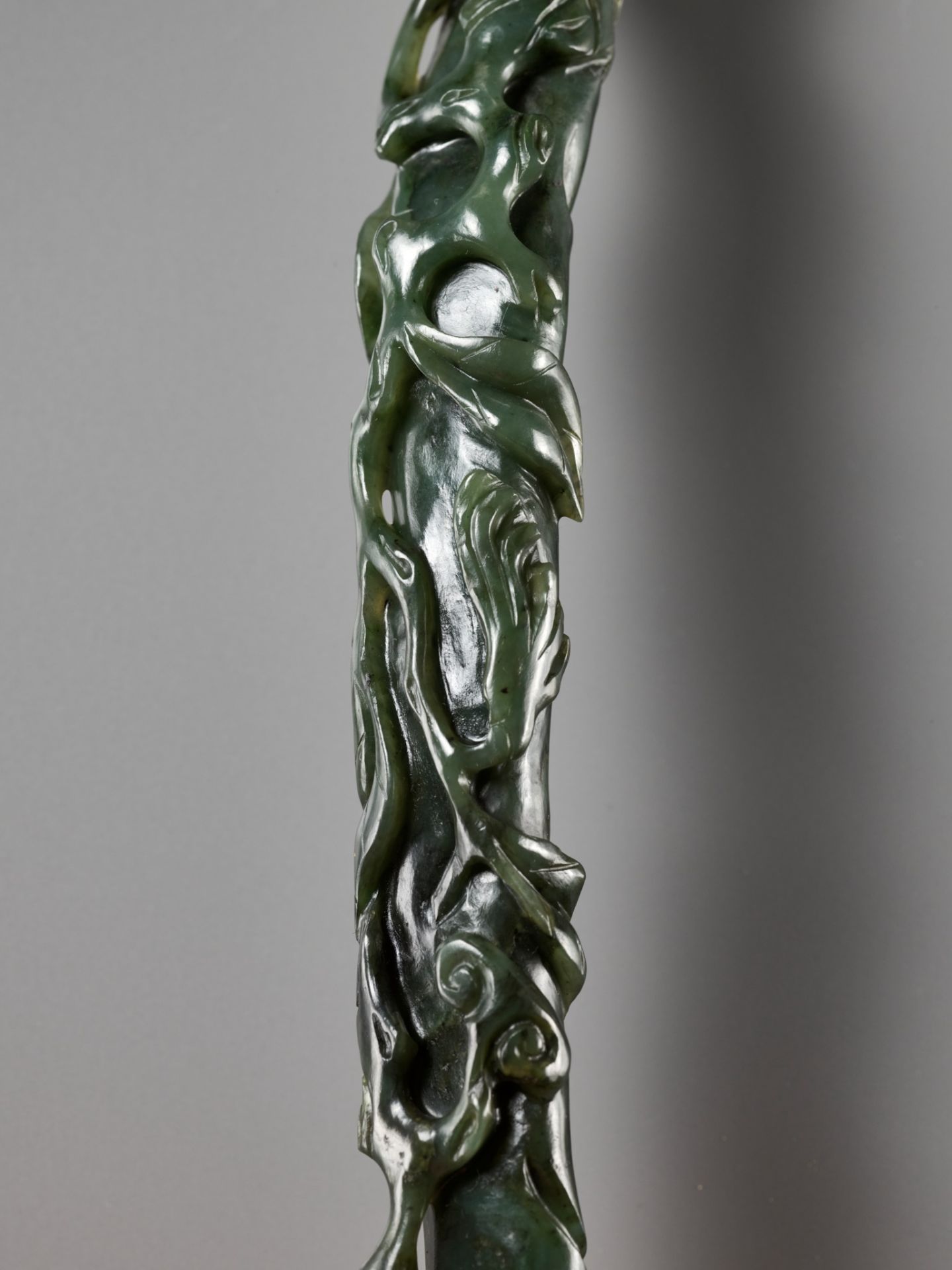 A SPINACH-GREEN JADE 'LINGZHI AND FINGER CITRON' RUYI SCEPTER, CHINA, 18TH CENTURY - Image 9 of 14
