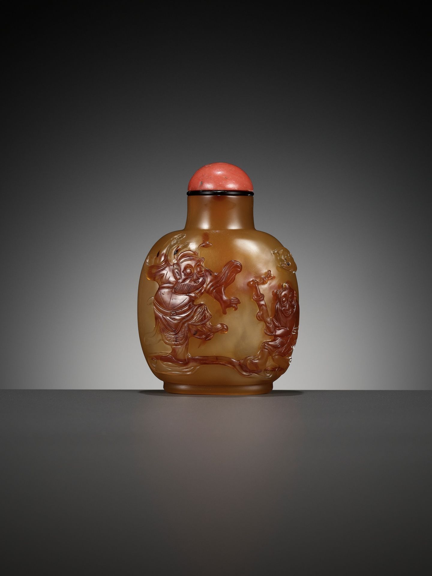 A CAMEO AGATE 'ZHONG KUI' SNUFF BOTTLE, OFFICIAL SCHOOL, CHINA, 1770-1840 - Image 2 of 14