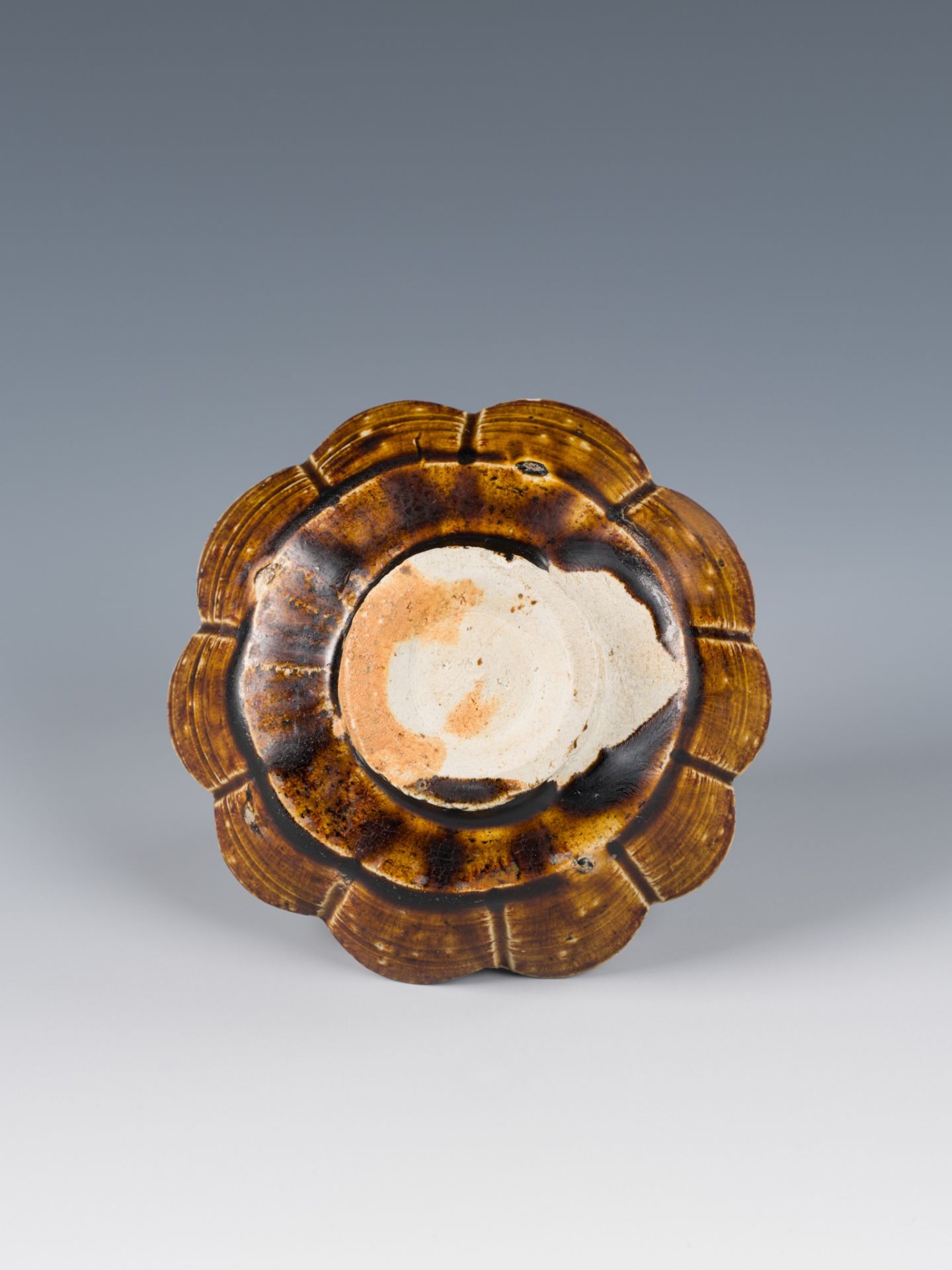 A BROWN-GLAZED FOLIATE-RIMMED DISH, LIAO TO EARLY SONG DYNASTY - Image 7 of 11