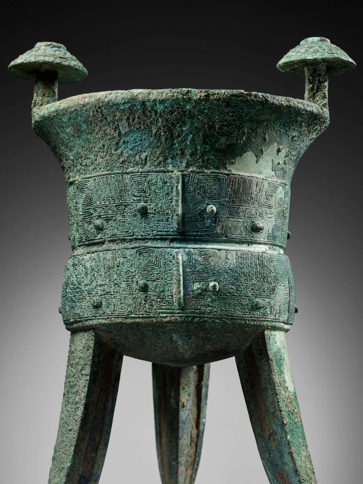 AN EXCEPTIONALLY LARGE AND MASSIVE BRONZE RITUAL TRIPOD WINE VESSEL, JIA, WITH A CLAN MARK, SHANG - Image 29 of 29