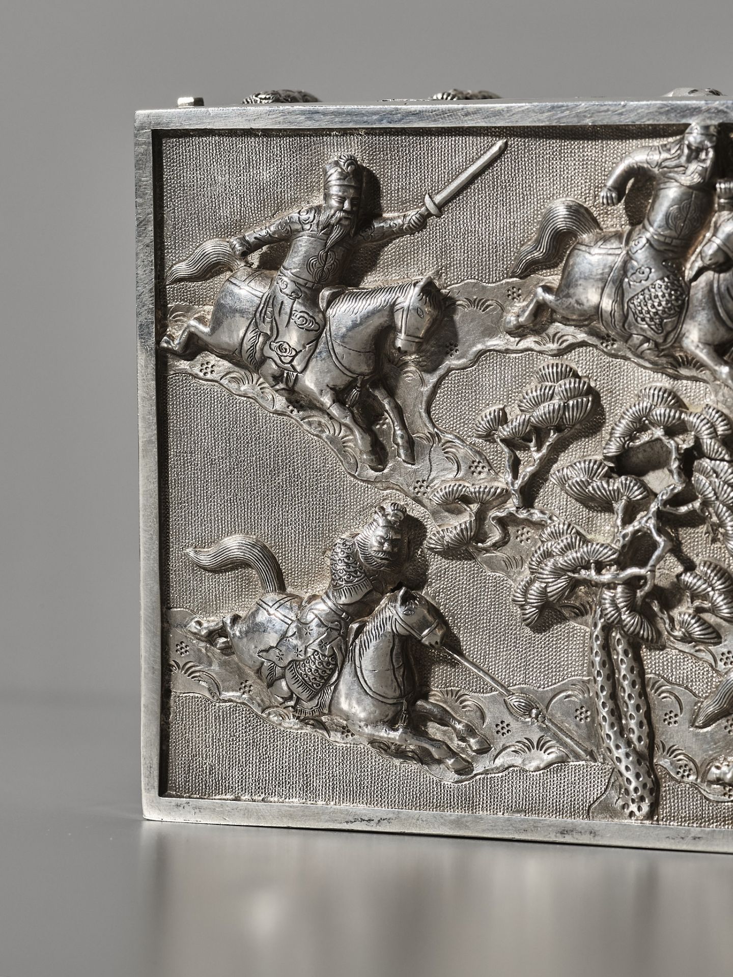 AN EXPORT SILVER REPOUSSE CIGAR BOX AND COVER, TONG YI MARK, LATE QING DYNASTY - Image 18 of 22
