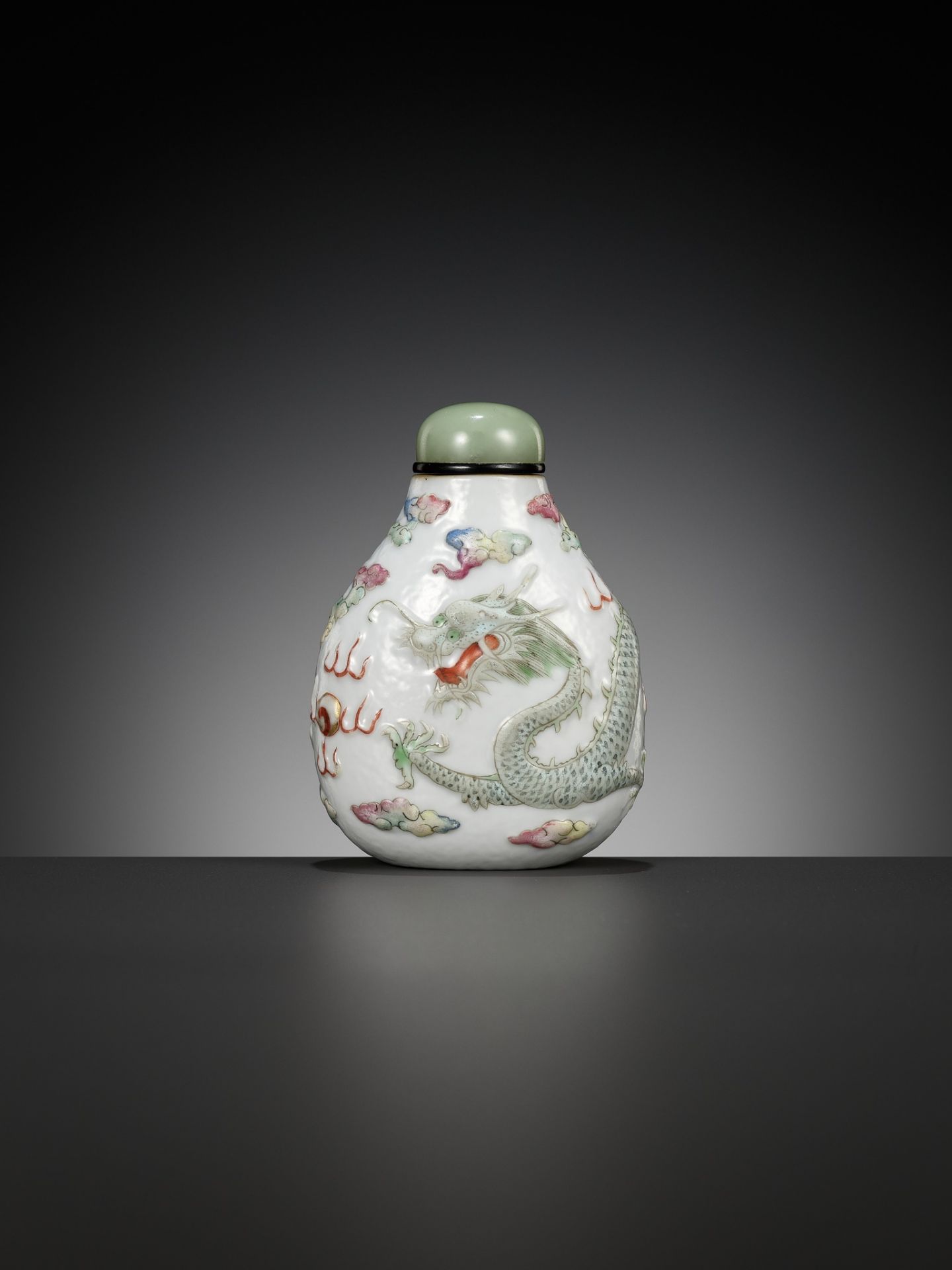 A MOLDED AND CARVED 'DRAGON' FAMILLE ROSE PORCELAIN SNUFF BOTTLE, SIGNED LIQUAN, CHINA, 1853-1864 - Bild 2 aus 16