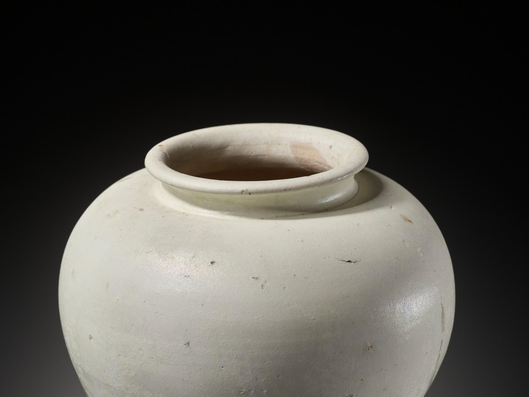 A WHITE-GLAZED JAR, TANG DYNASTY - Image 3 of 13