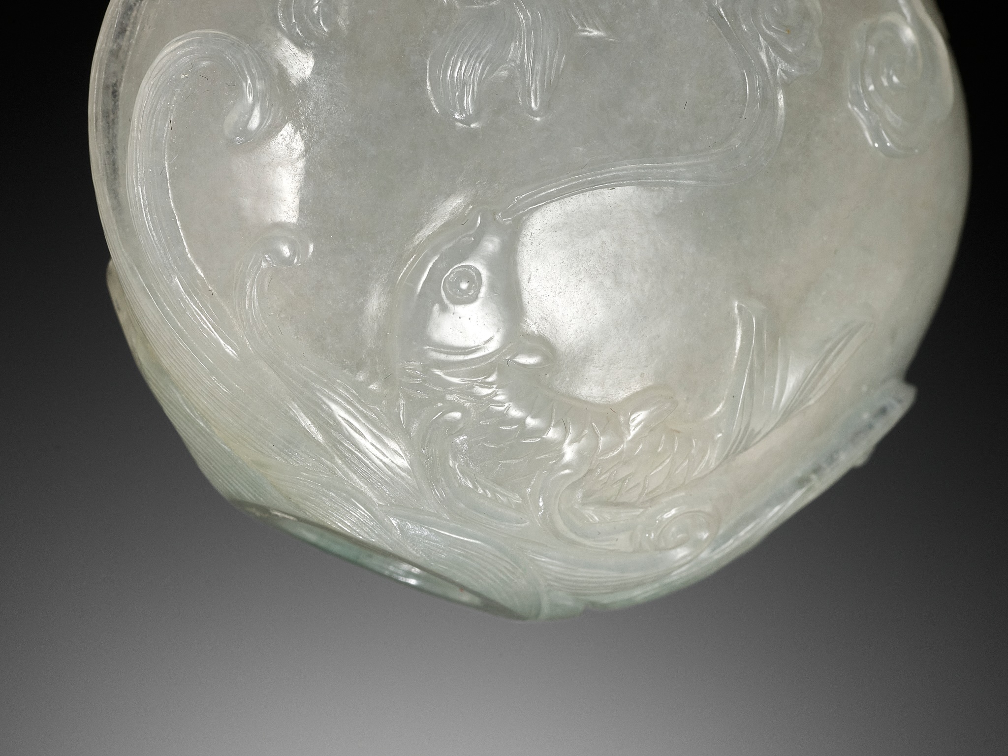 A JADEITE SNUFF BOTTLE DEPICTING A CARP TRANSFORMING INTO A DRAGON, CHINA, 1770-1850 - Image 6 of 15