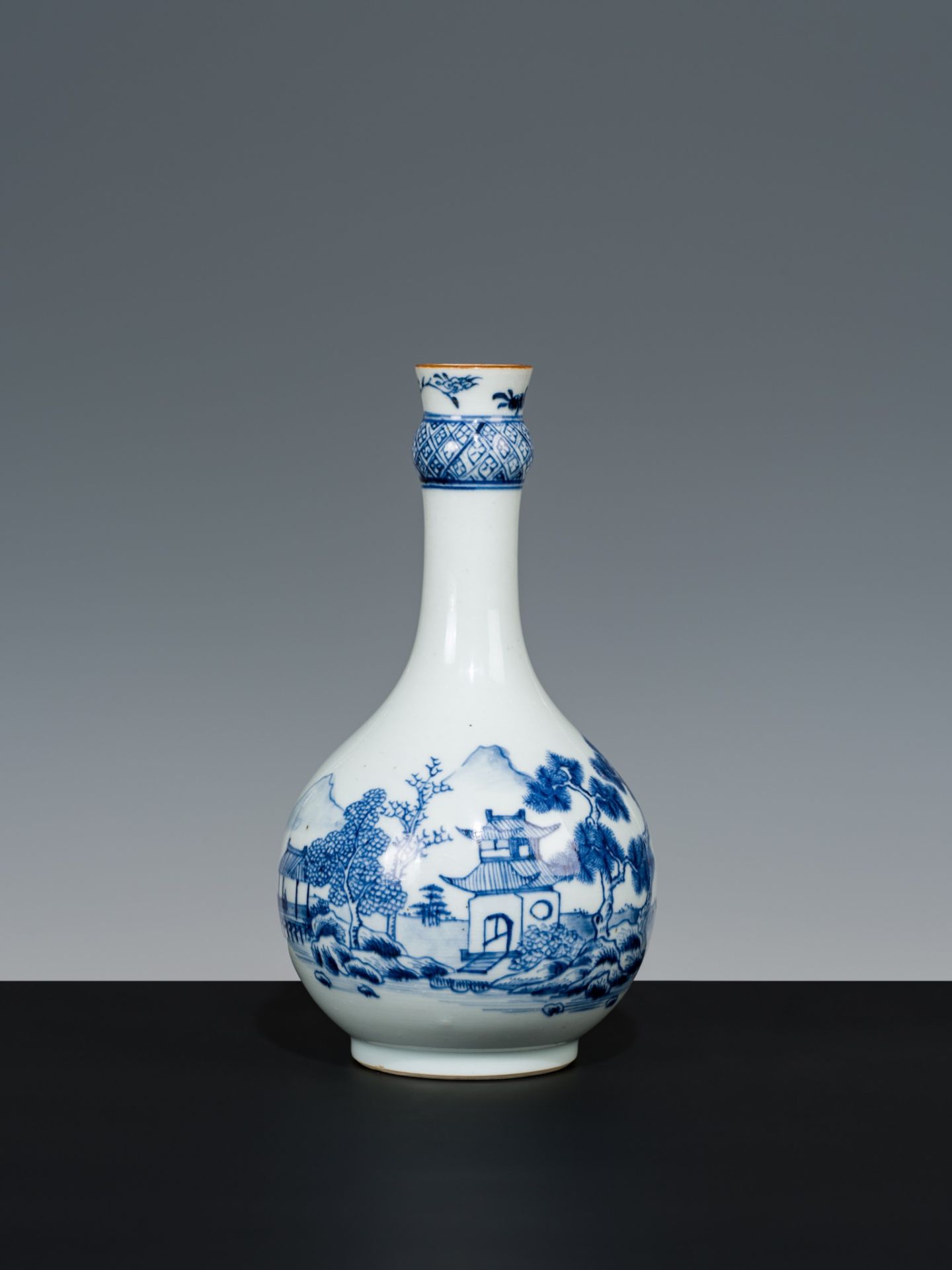 A BLUE AND WHITE PORCELAIN BOTTLE VASE, CHINA, 18TH CENTURY - Image 6 of 8