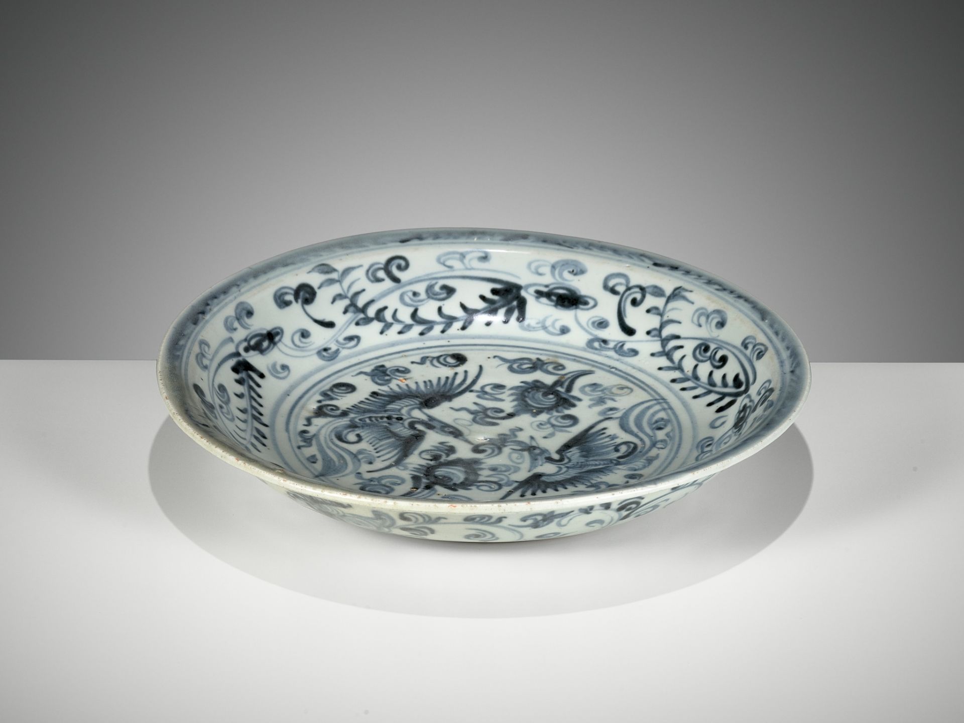 A BLUE AND WHITE 'PHOENIX' DISH, MING DYNASTY - Image 3 of 12