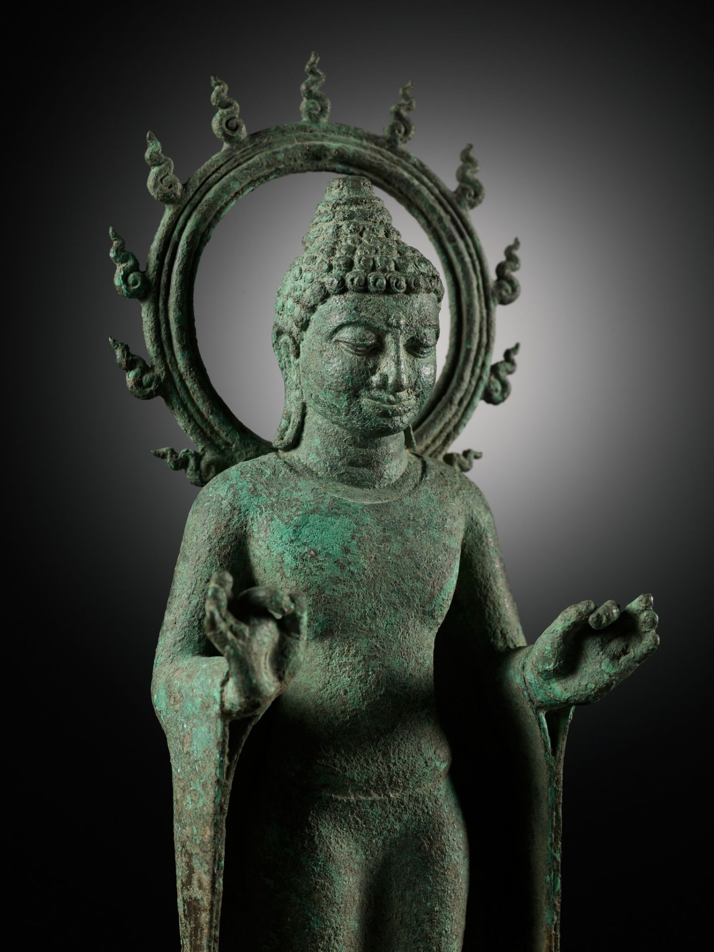 A BRONZE STATUE OF BUDDHA WITHIN A FLAMING AUREOLE, INDONESIA, CENTRAL JAVA, 8TH-9TH CENTURY - Bild 19 aus 19