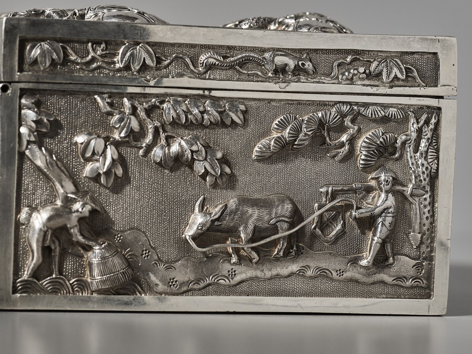 AN EXPORT SILVER REPOUSSE CIGAR BOX AND COVER, TONG YI MARK, LATE QING DYNASTY - Image 19 of 22
