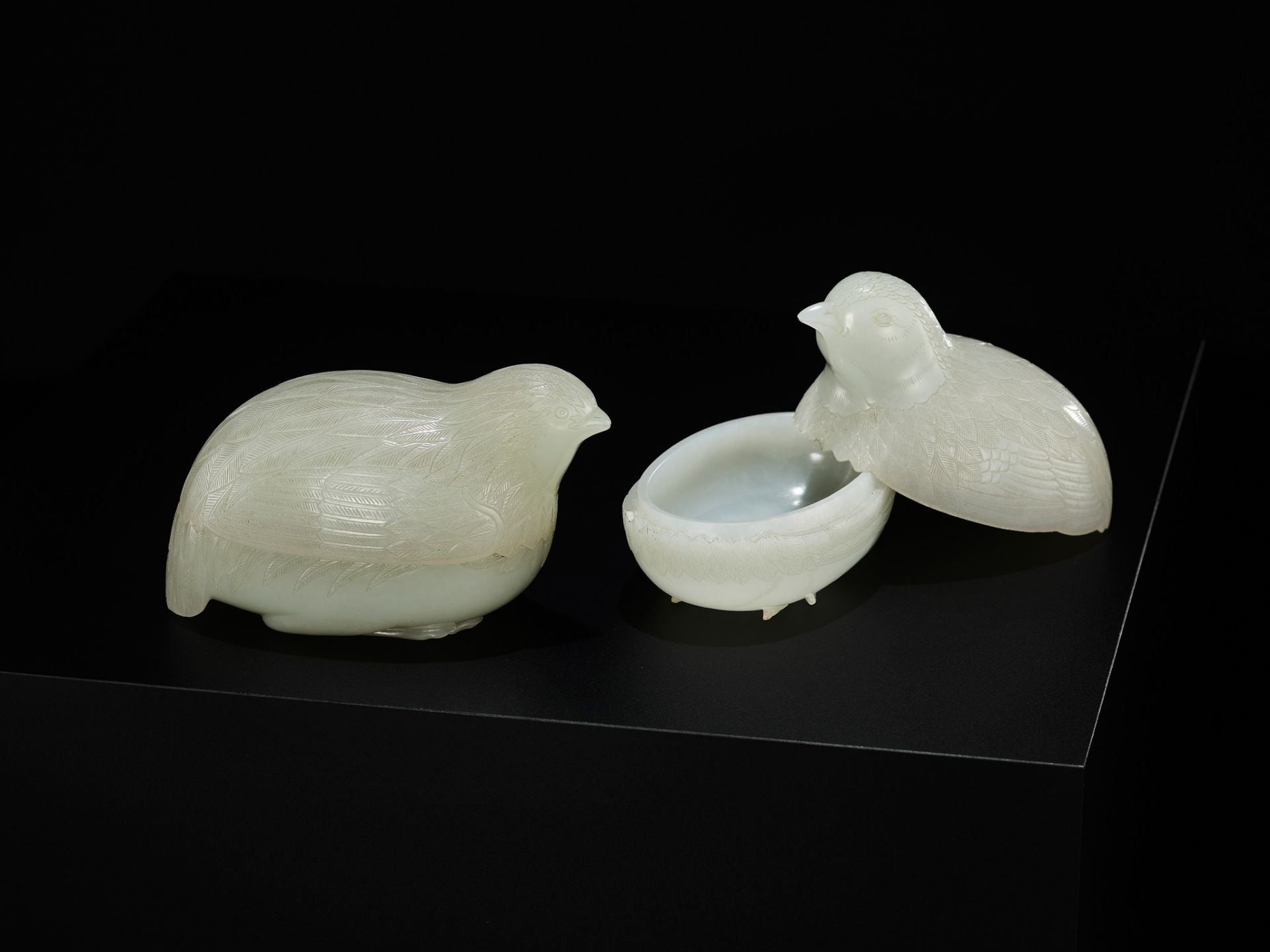 AN EXCEPTIONAL PAIR OF WHITE JADE 'QUAIL' BOXES AND COVERS, QIANLONG PERIOD, 1736-1795 - Bild 5 aus 20