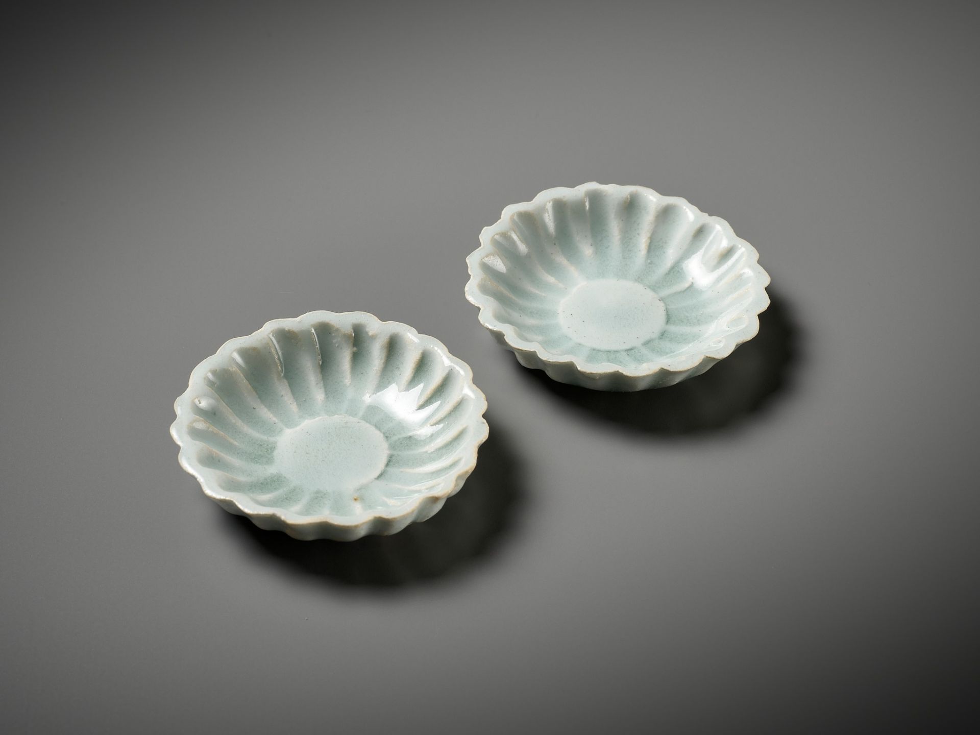 A PAIR OF QINGBAI 'CHRYSANTHEMUM' MINIATURE DISHES, SONG DYNASTY - Image 3 of 7
