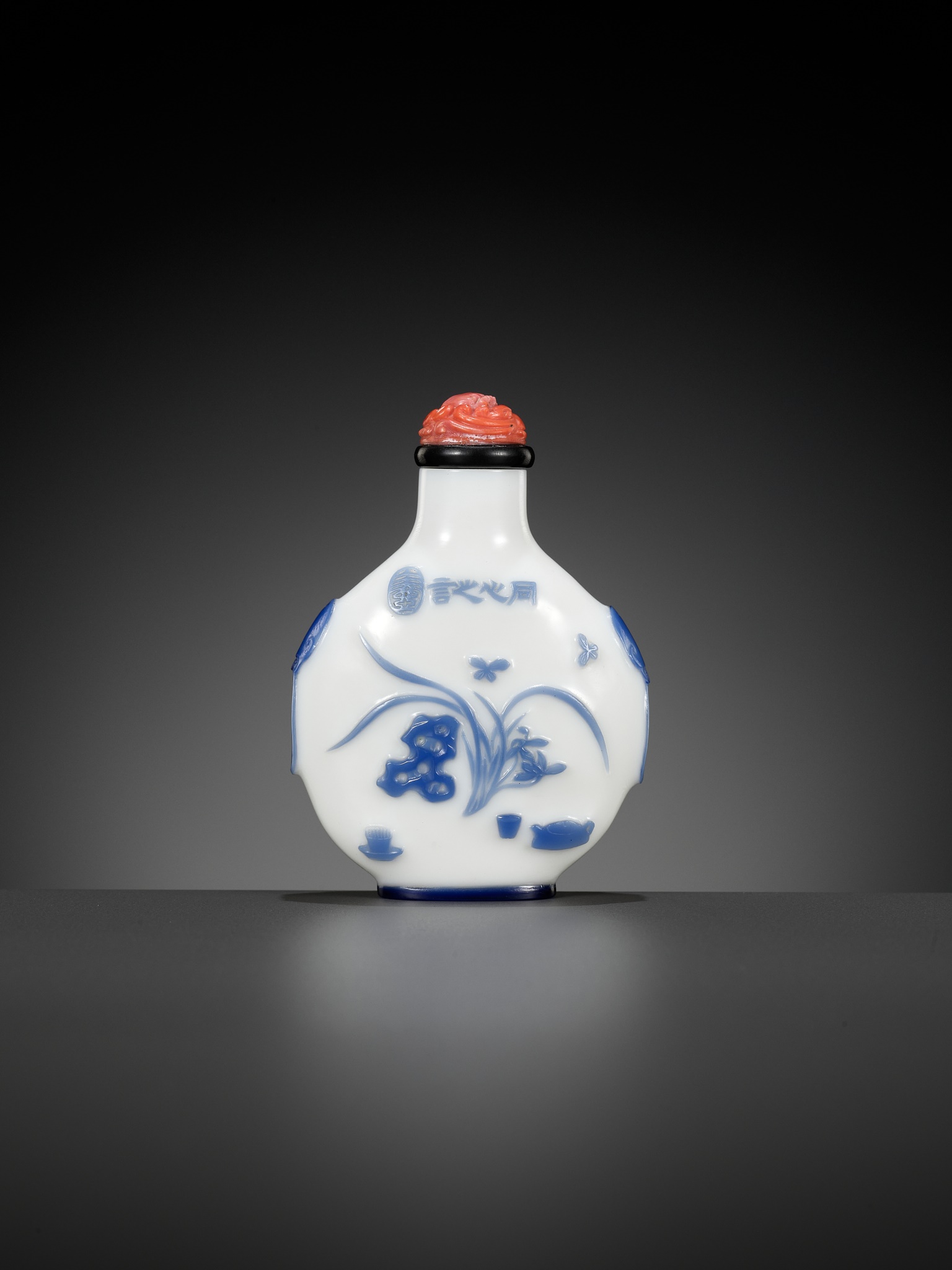 AN INSCRIBED SAPPHIRE-BLUE OVERLAY GLASS SNUFF BOTTLE, YANGZHOU SCHOOL, CHINA, 1800-1880 - Image 2 of 20
