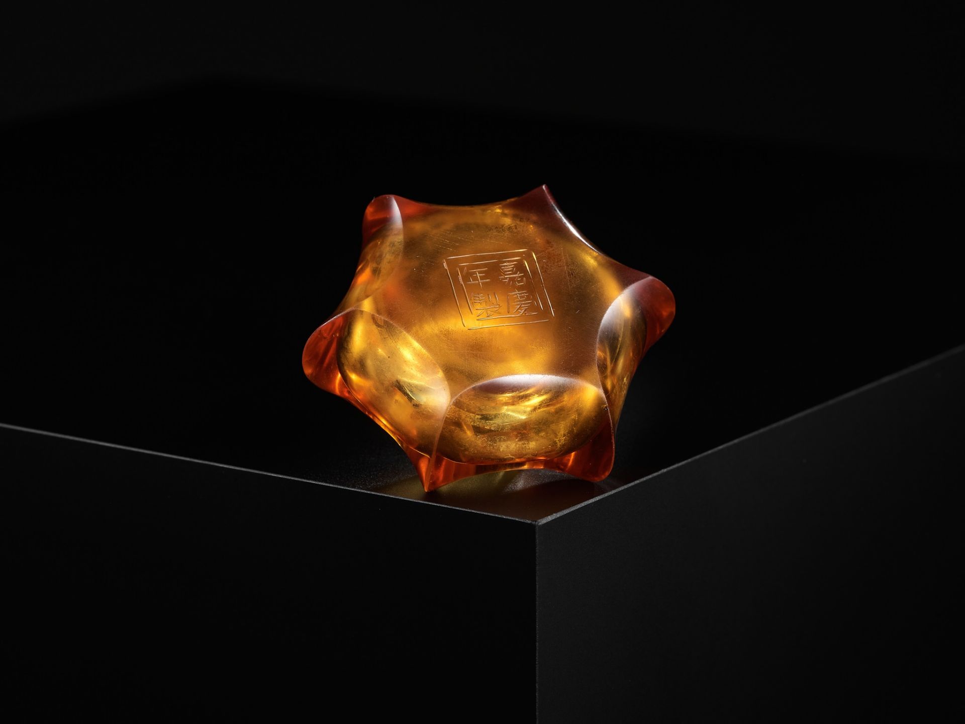 A SMALL TRANSPARENT AMBER GLASS HEXAGONAL WASHER, JIAQING MARK AND PERIOD - Bild 11 aus 11