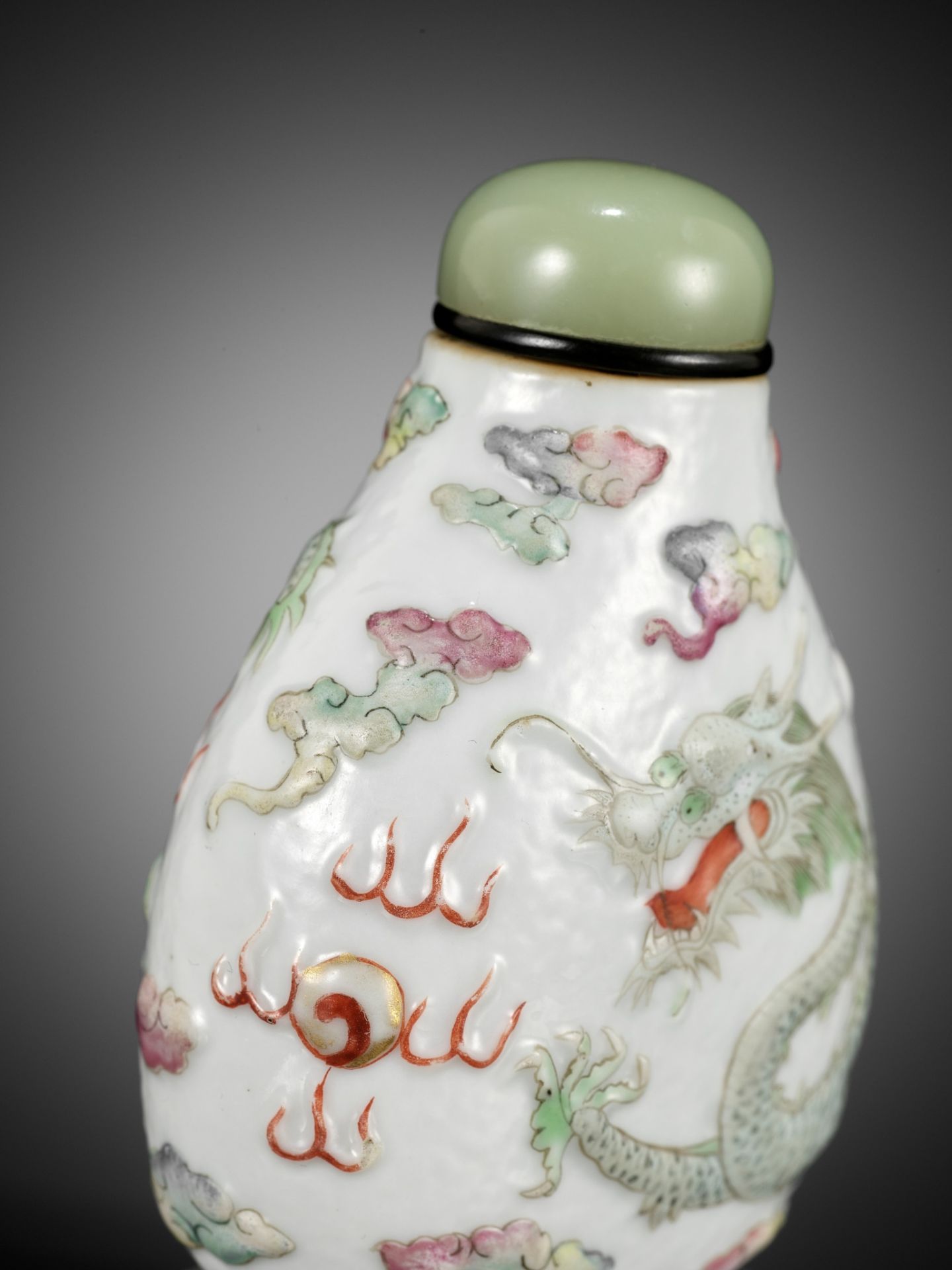 A MOLDED AND CARVED 'DRAGON' FAMILLE ROSE PORCELAIN SNUFF BOTTLE, SIGNED LIQUAN, CHINA, 1853-1864 - Bild 7 aus 16