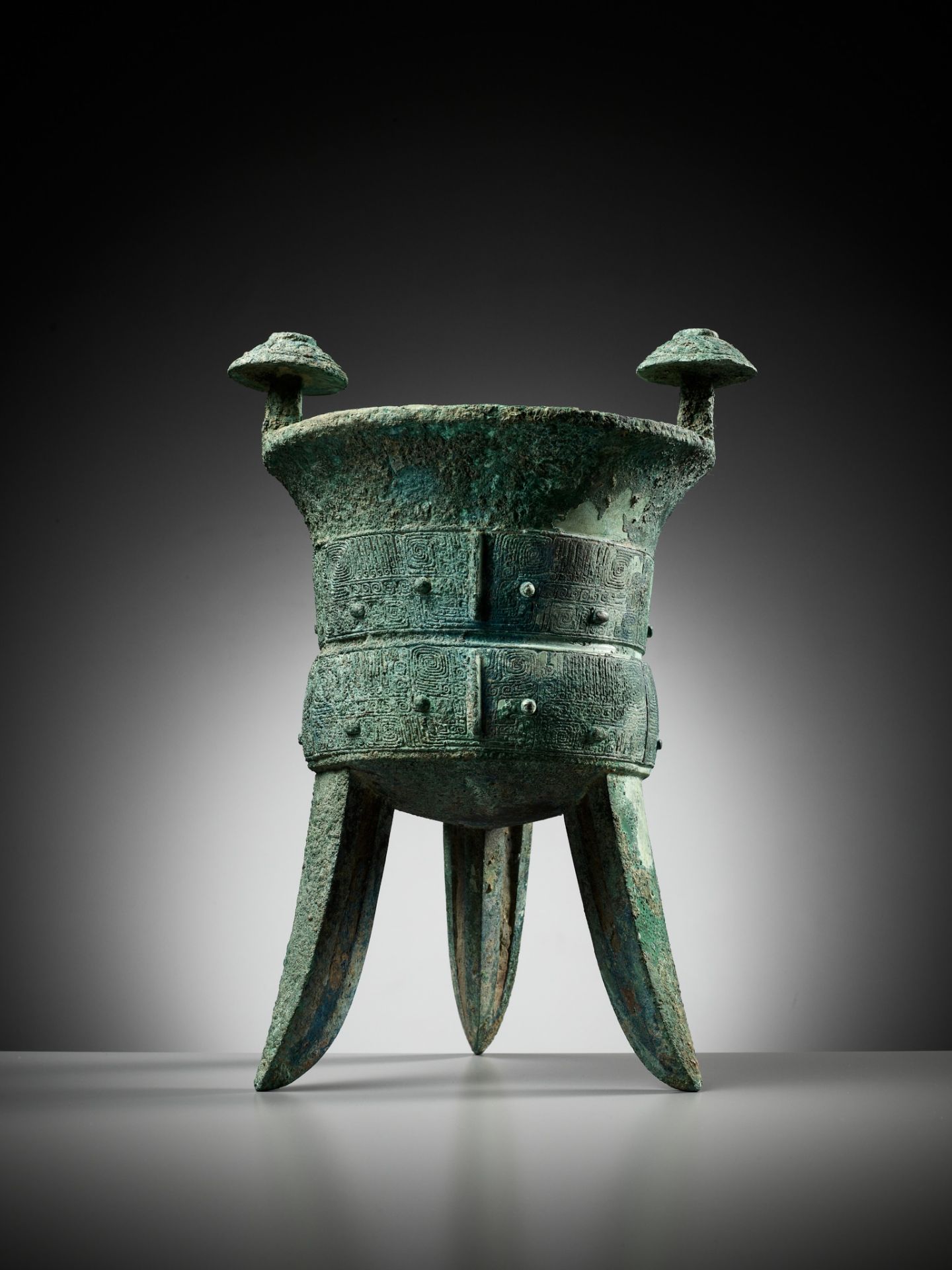 AN EXCEPTIONALLY LARGE AND MASSIVE BRONZE RITUAL TRIPOD WINE VESSEL, JIA, WITH A CLAN MARK, SHANG - Image 3 of 29