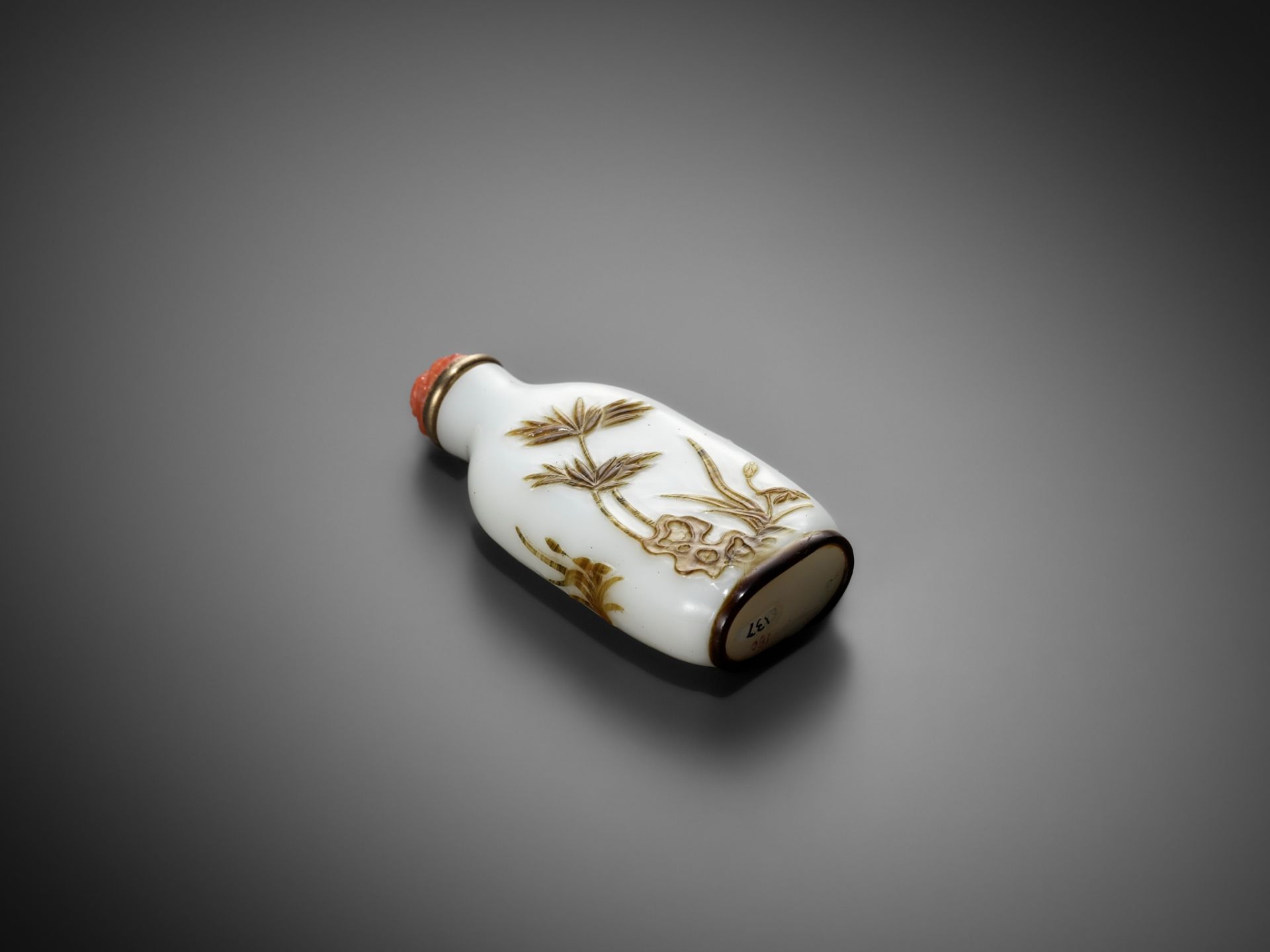 AN INSCRIBED OVERLAY GLASS ‘CAT AND BUTTERFLY’ SNUFF BOTTLE, BY WANG SU, YANGZHOU SCHOOL, 1820-1840 - Image 18 of 19