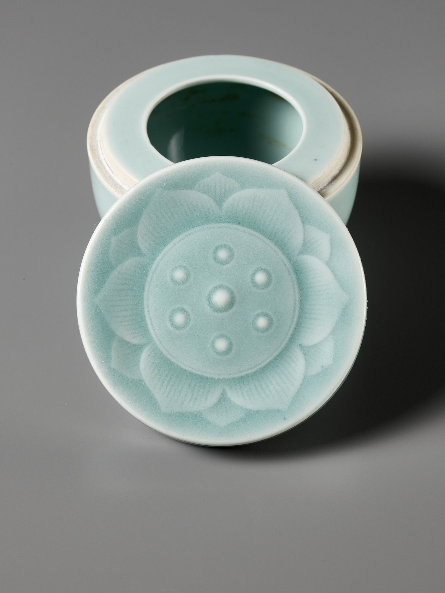 A CELADON-GLAZED LOTUS POD-FORM BOX AND COVER, QING DYNASTY - Image 3 of 14
