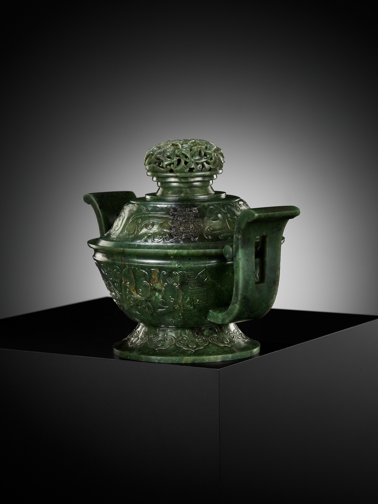 A SPINACH-GREEN JADE GUI-FORM CENSER AND COVER, QIANLONG PERIOD - Image 11 of 20