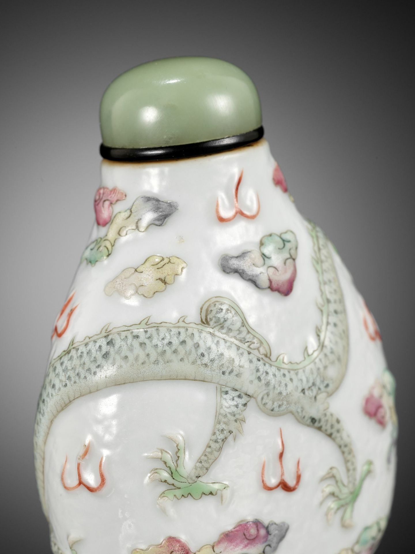 A MOLDED AND CARVED 'DRAGON' FAMILLE ROSE PORCELAIN SNUFF BOTTLE, SIGNED LIQUAN, CHINA, 1853-1864 - Bild 11 aus 16