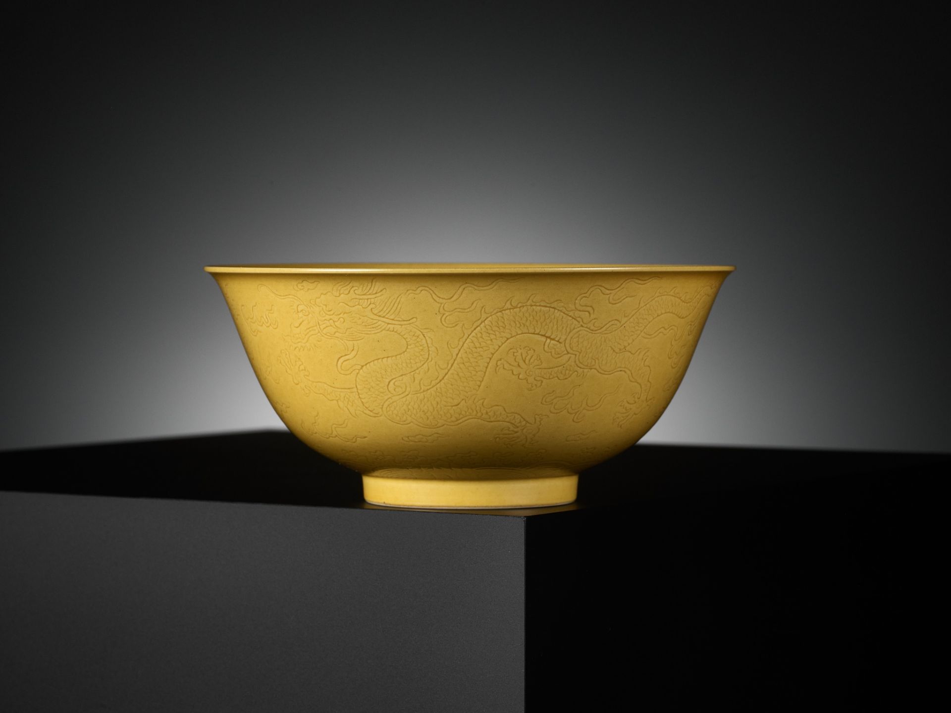 AN IMPERIAL YELLOW-GLAZED AND INCISED 'DRAGON' BOWL, QIANLONG MARK AND PERIOD - Image 7 of 17