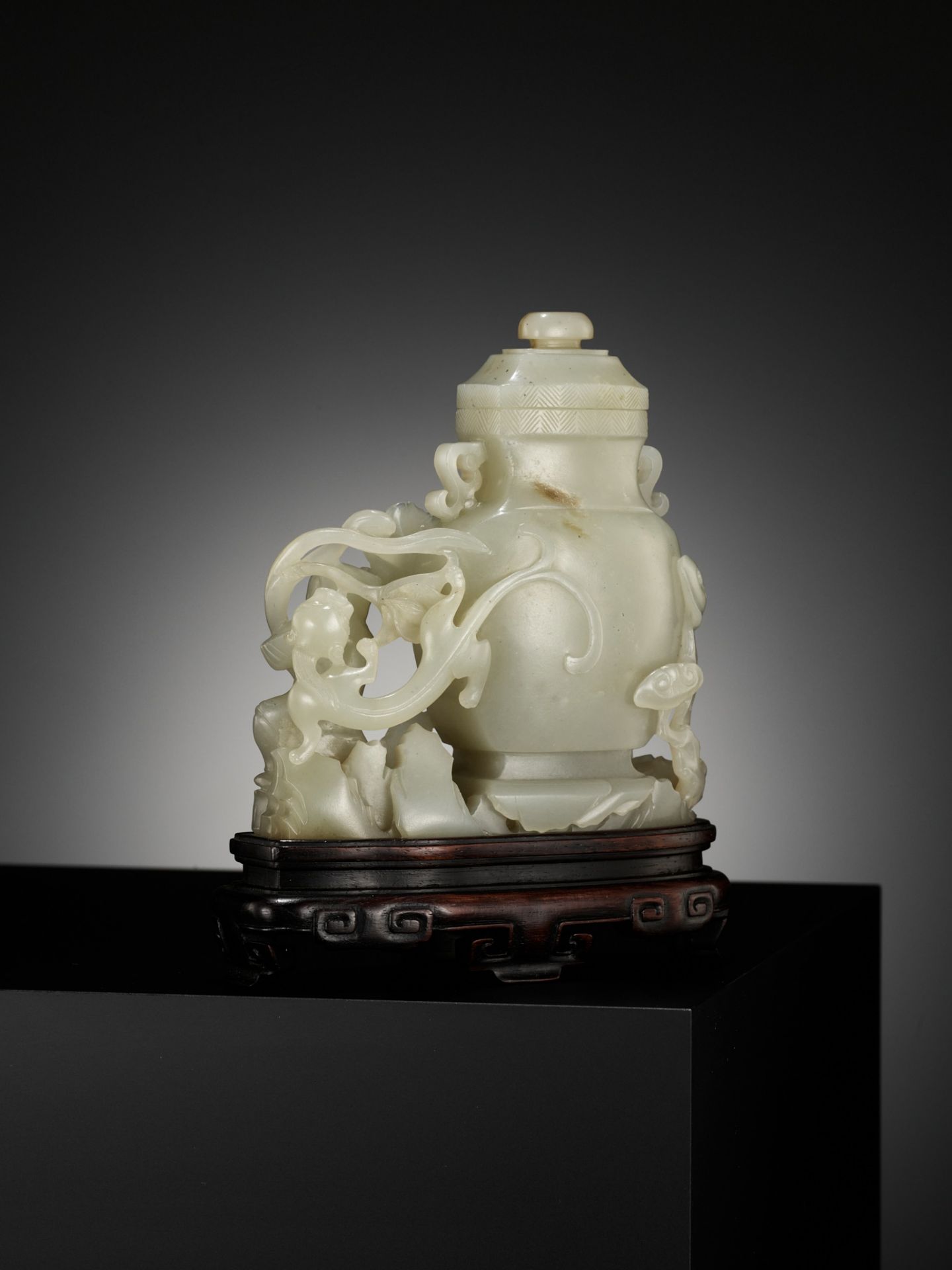 A CELADON JADE 'BOY AND CHILONG' VASE AND COVER, LATE QING TO REPUBLIC PERIOD - Image 7 of 12