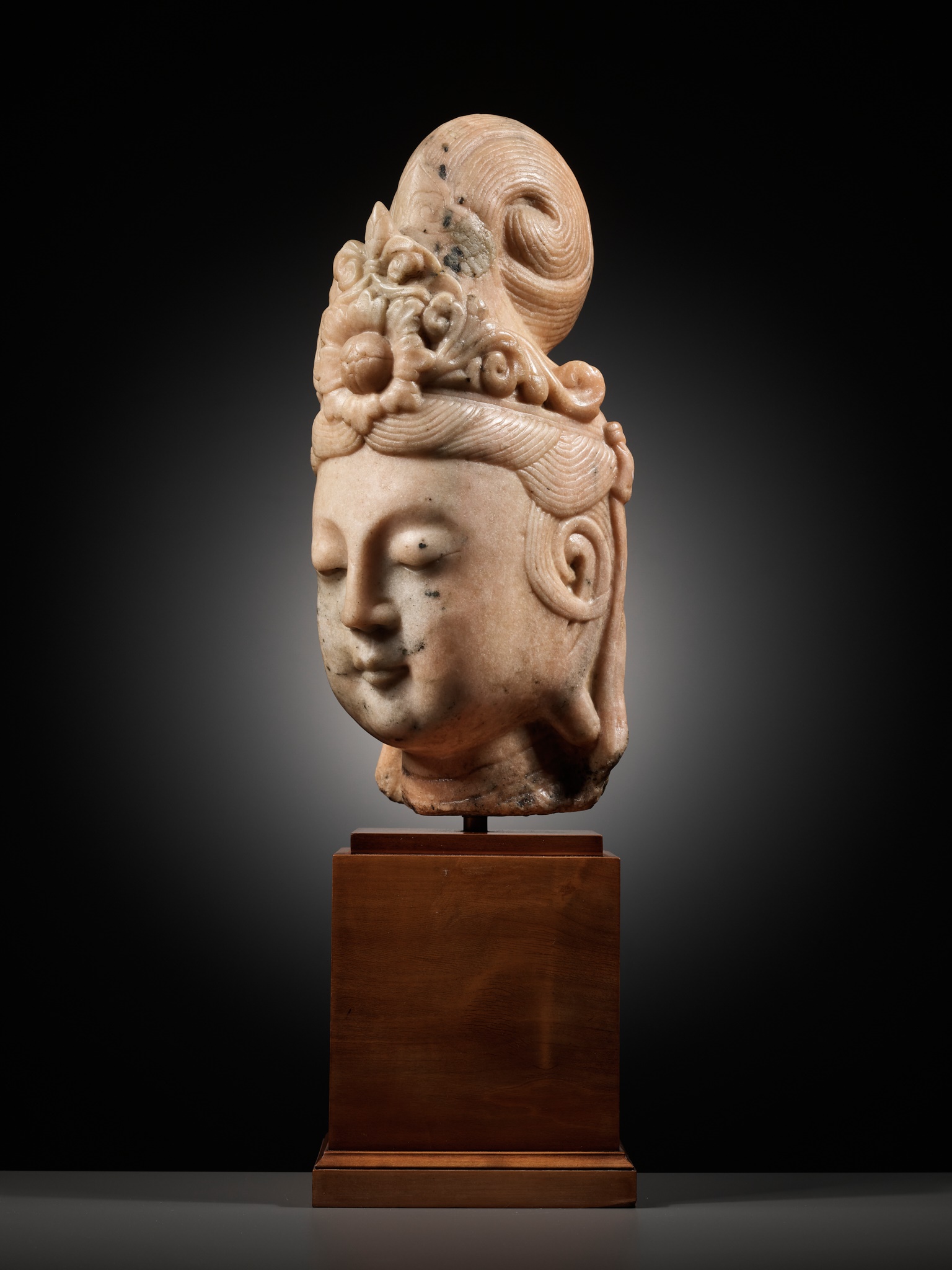 A LARGE PINK MARBLE HEAD OF GUANYIN, QING DYNASTY - Image 4 of 10