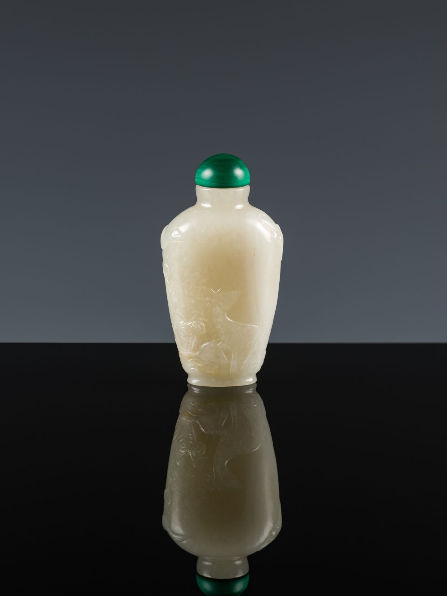 A WHITE JADE 'DEER AND CRANE' SNUFF BOTTLE, MID-QING DYNASTY - Image 5 of 10