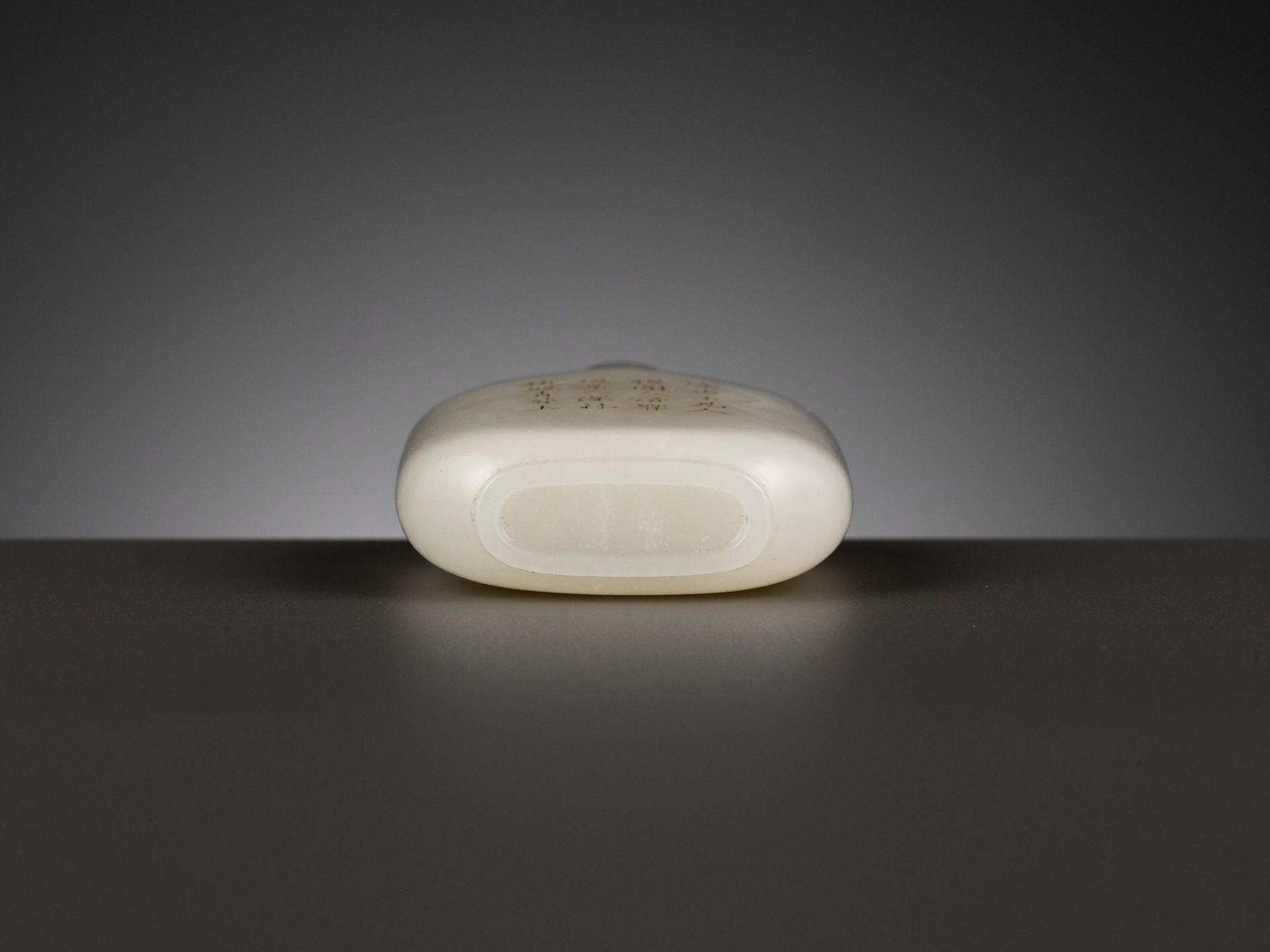 AN INSCRIBED WHITE JADE SNUFF BOTTLE, MID-QING DYNASTY - Image 13 of 15